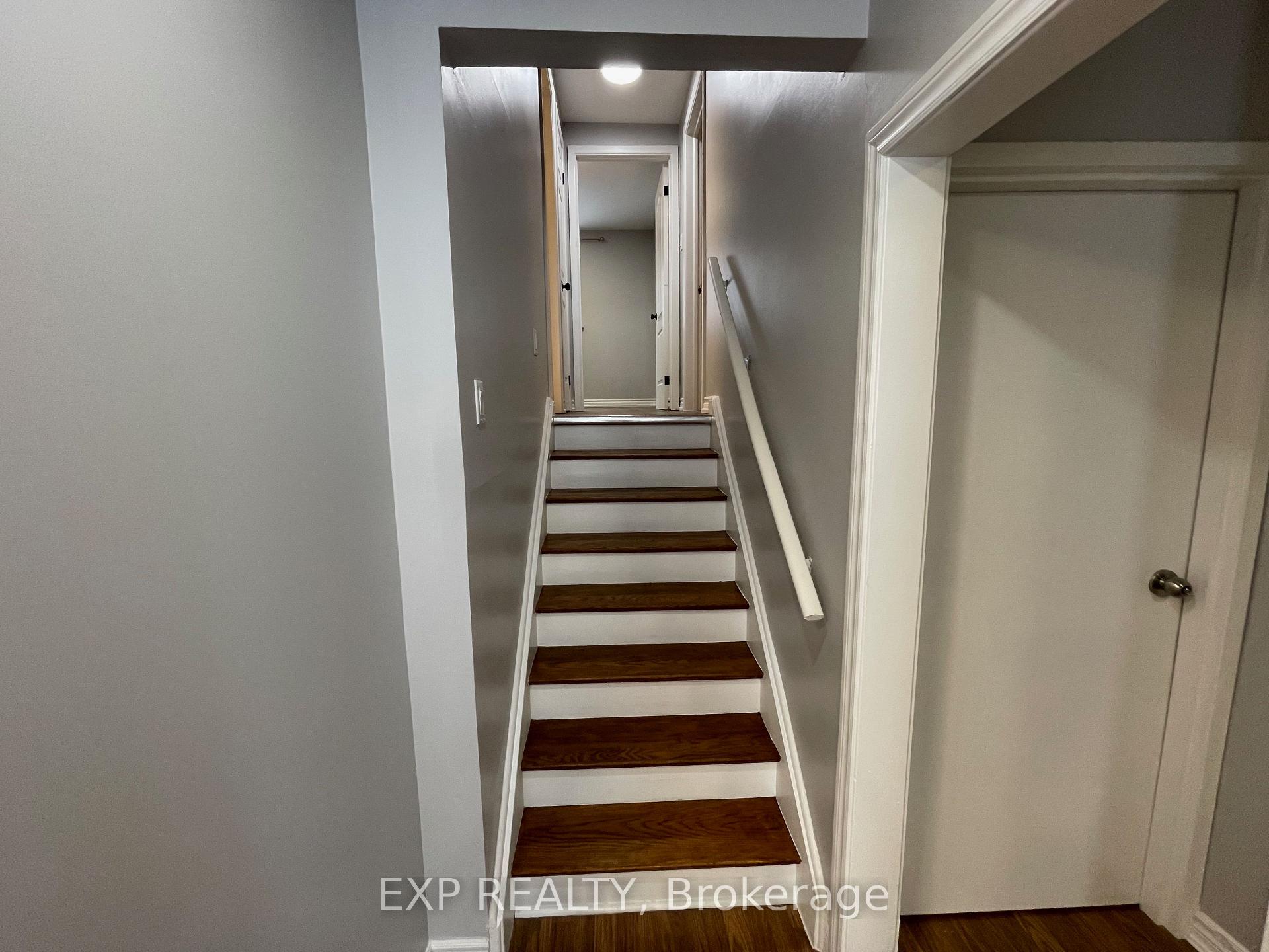 Photo 8 of 7 Burbank Pl (Main), Barrie, Wellington — HOMEH