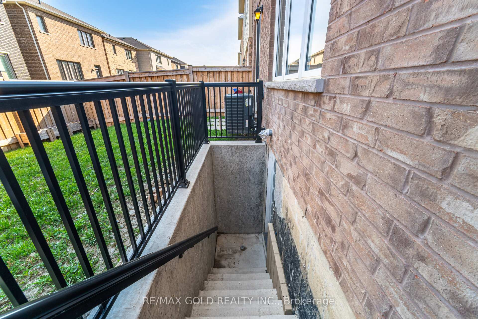 Photo 4 of Unit unit 2, 13 Redfern Street, Brampton, Northwest Brampton — HOMEH