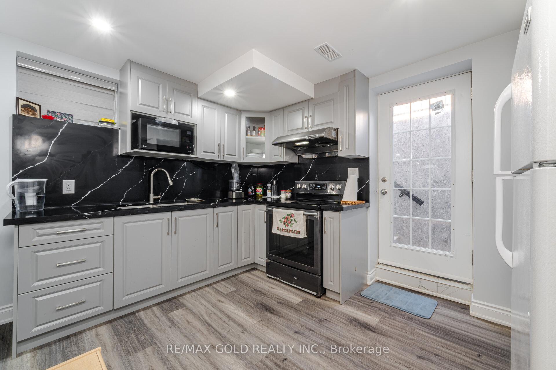 Photo 3 of Unit unit 2, 13 Redfern Street, Brampton, Northwest Brampton — HOMEH