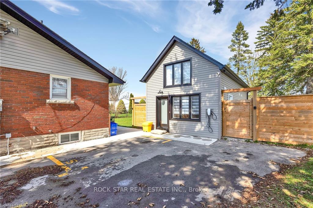 Front of Unit Rear, 48 Harber Avenue