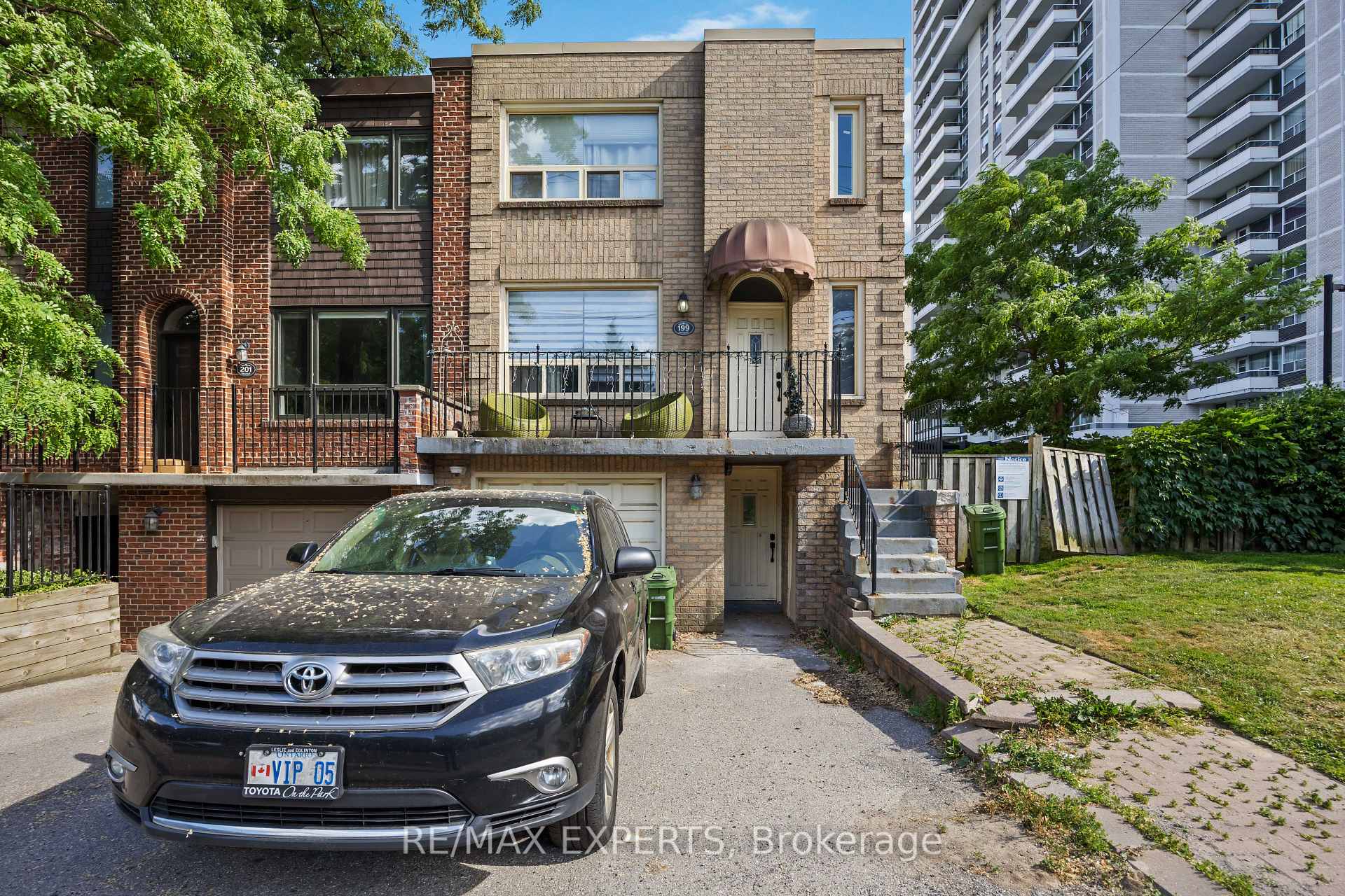 Front of Unit LOWER, 199 Davisville Ave S