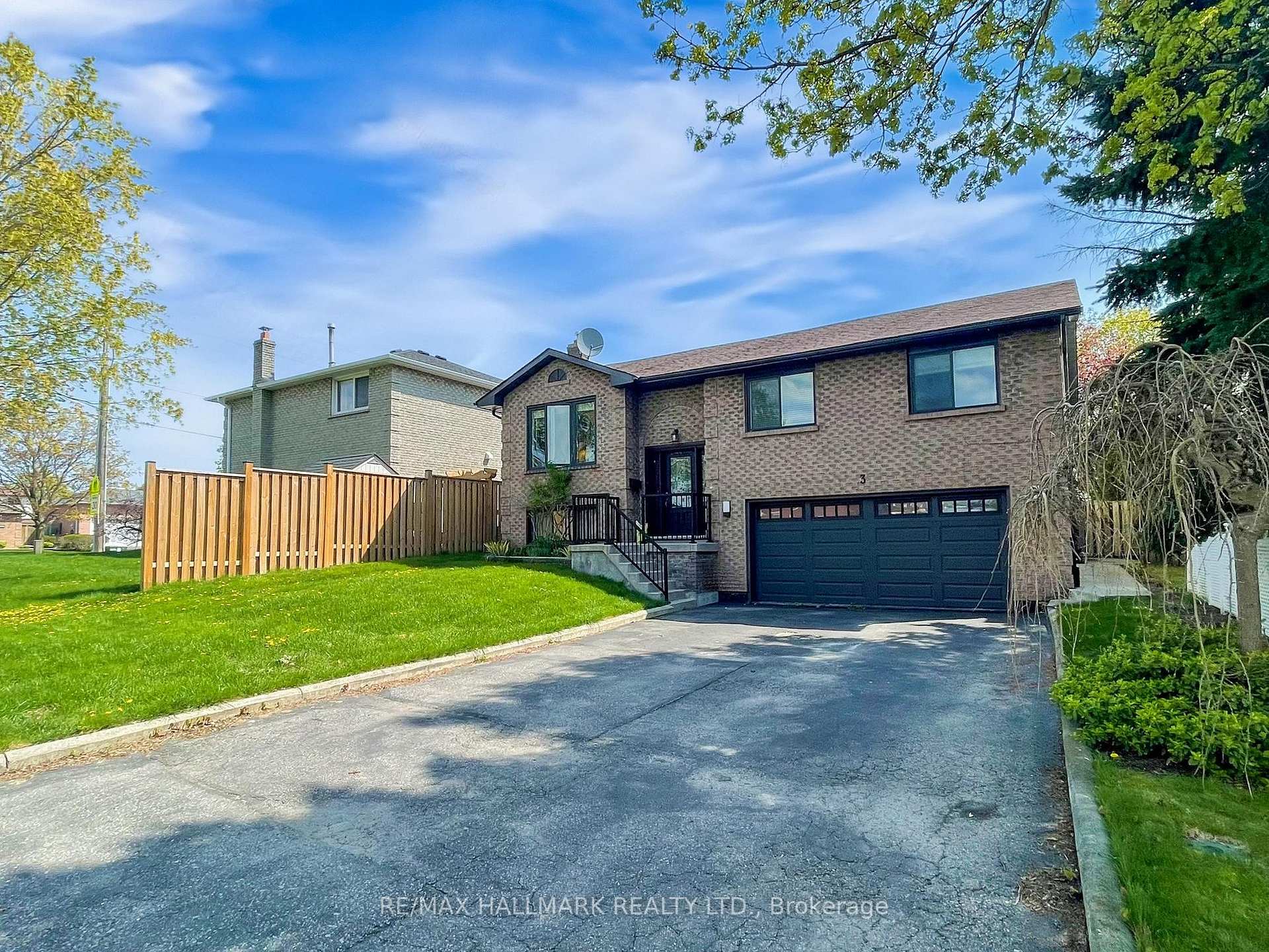 Photo 2 of 3 Cherry Blossom Crescent, Clarington, Courtice — HOMEH