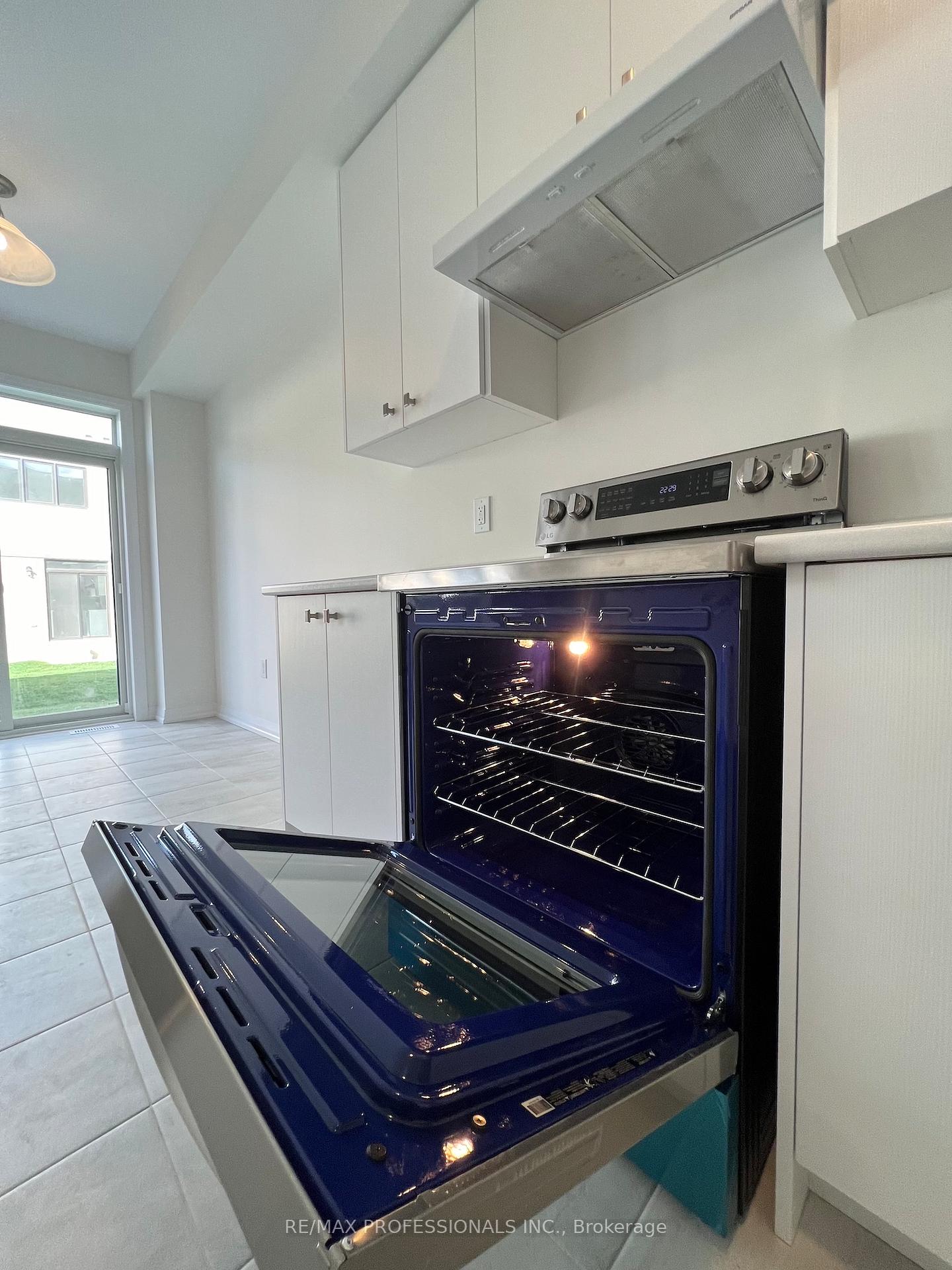 Photo 16 of 110 Granville Crescent, Haldimand — HOMEH