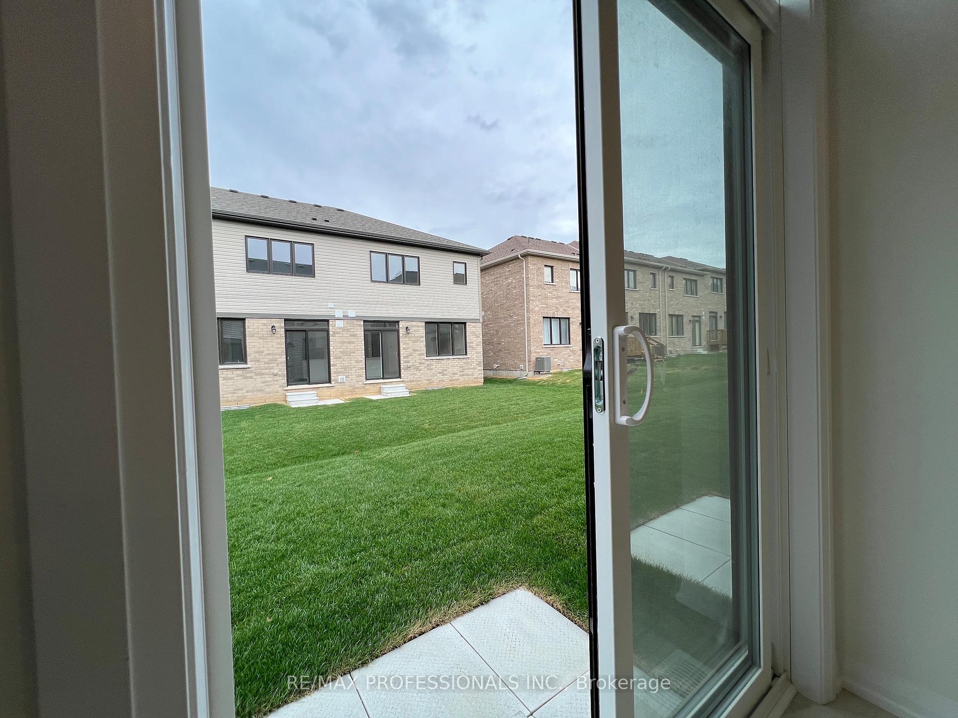 Photo 18 of 110 Granville Crescent, Haldimand — HOMEH