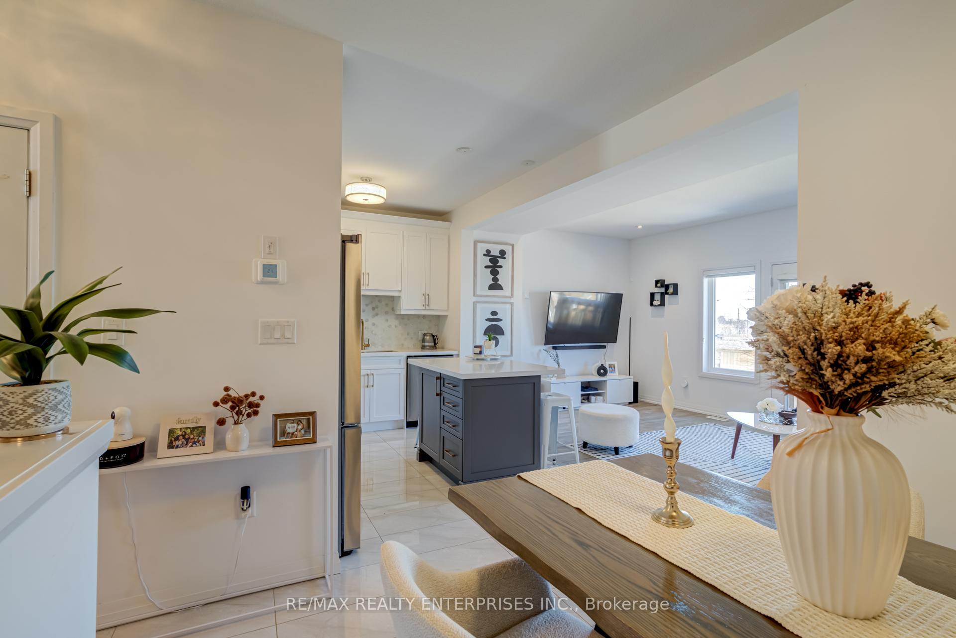 Photo 7 of Unit 2, 61 Soho Street, Hamilton, Stoney Creek — HOMEH