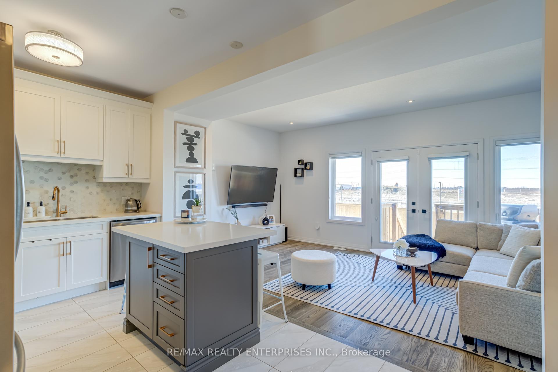 Photo 5 of Unit 2, 61 Soho Street, Hamilton, Stoney Creek — HOMEH