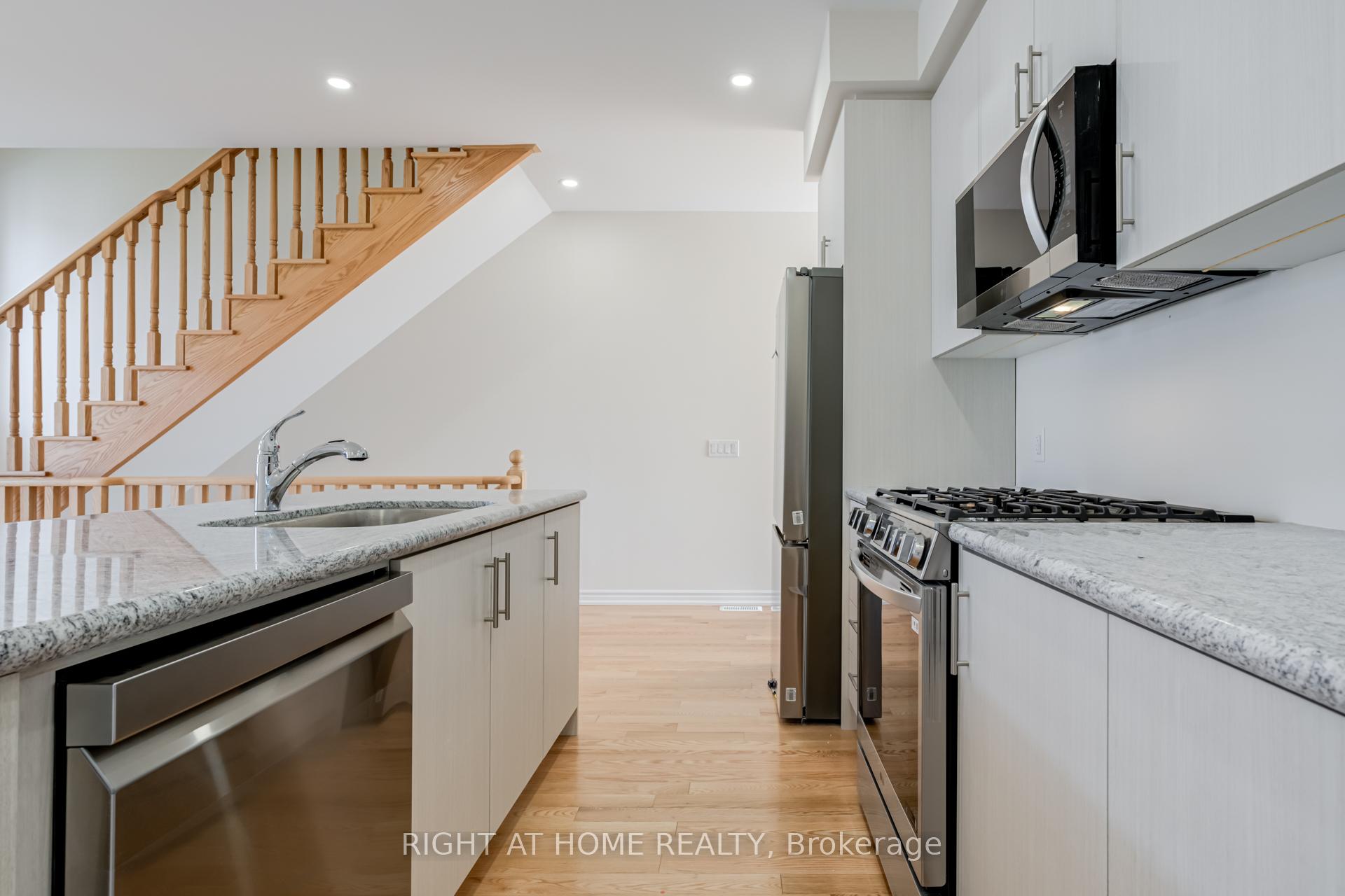 Photo 10 of 25 Drainie Street, Vaughan, Elder Mills — HOMEH