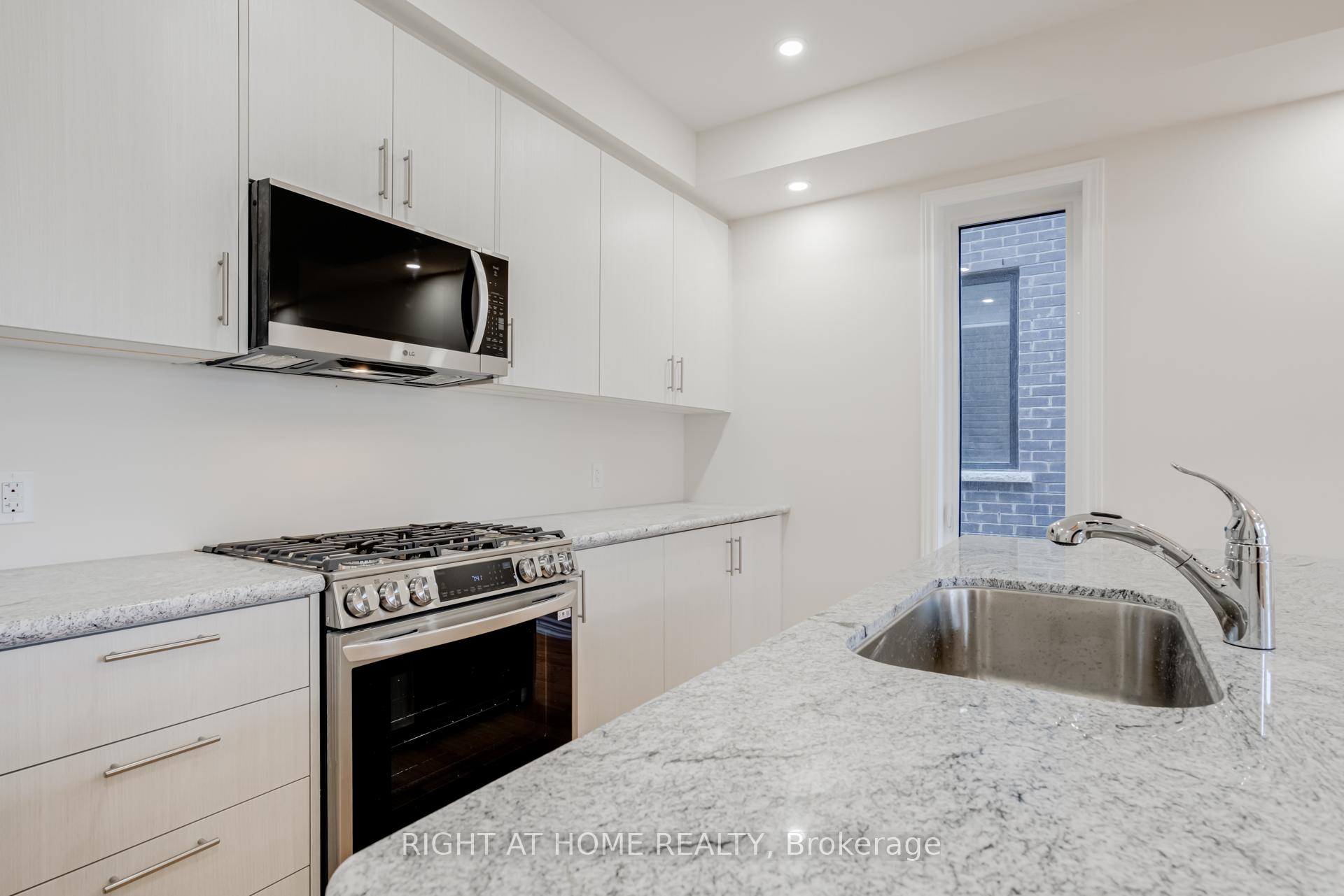 Photo 12 of 25 Drainie Street, Vaughan, Elder Mills — HOMEH