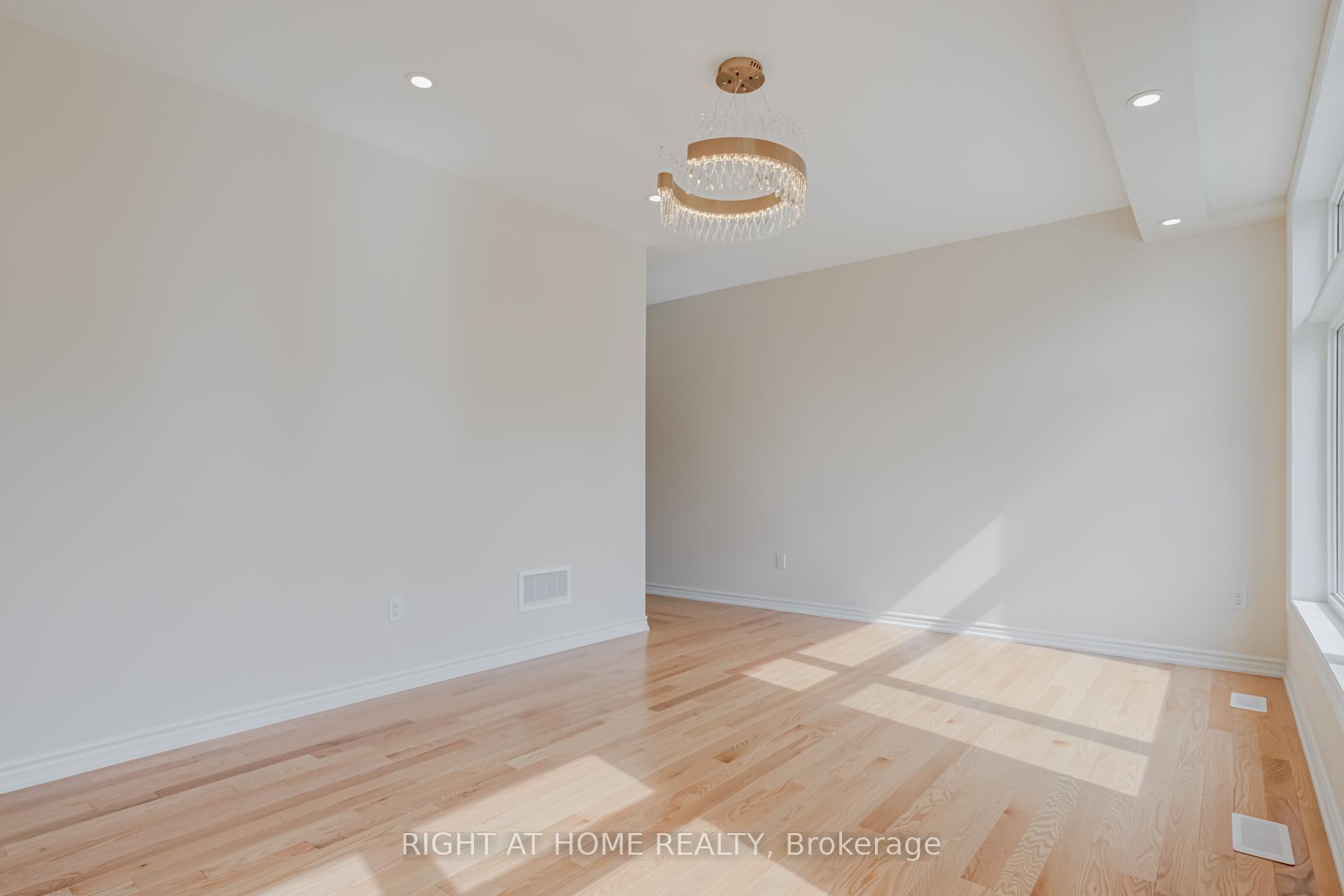 Photo 17 of 25 Drainie Street, Vaughan, Elder Mills — HOMEH