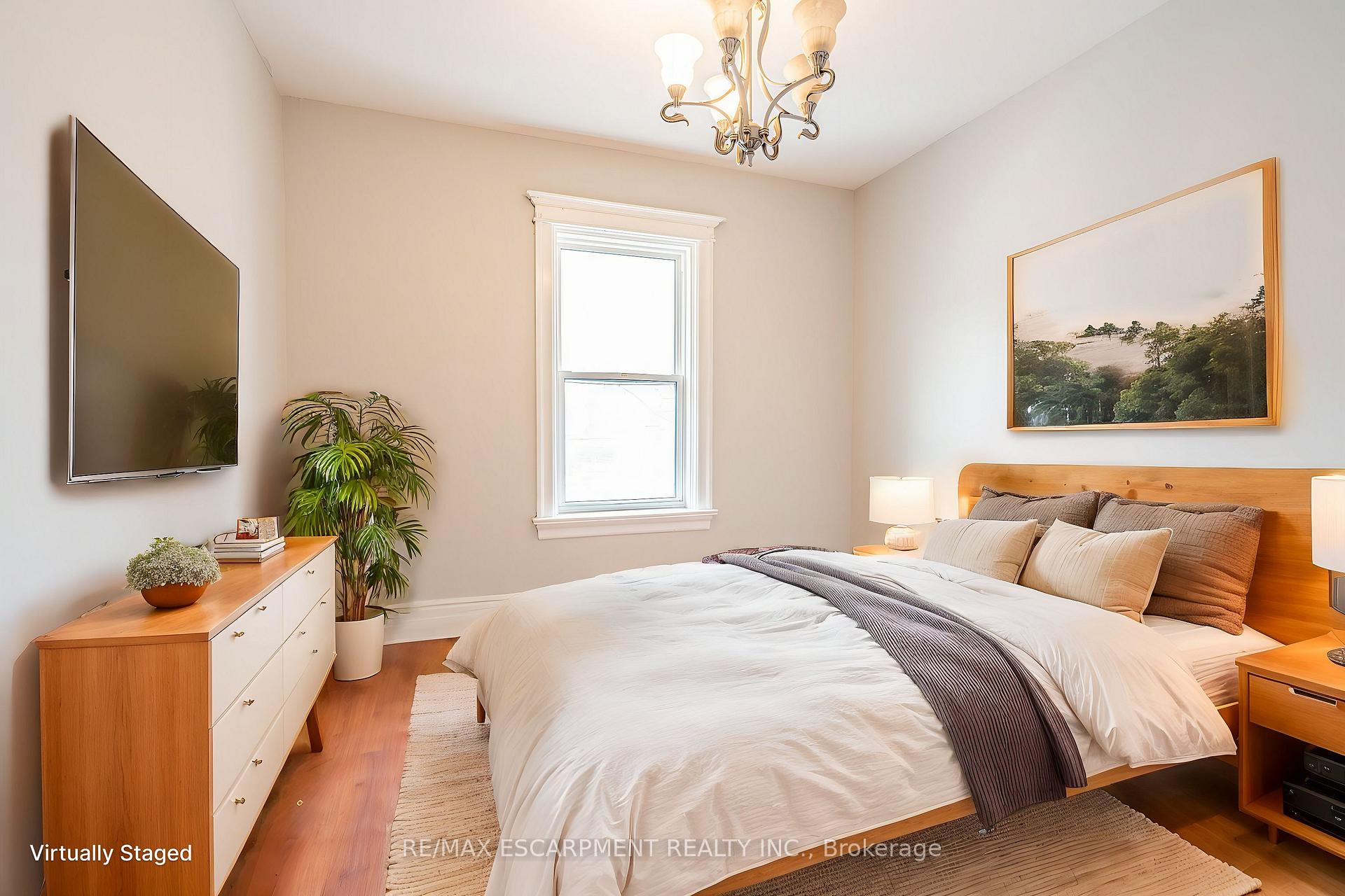 Photo 6 of Unit UPPER, 255 John Street S, Hamilton, Corktown — HOMEH