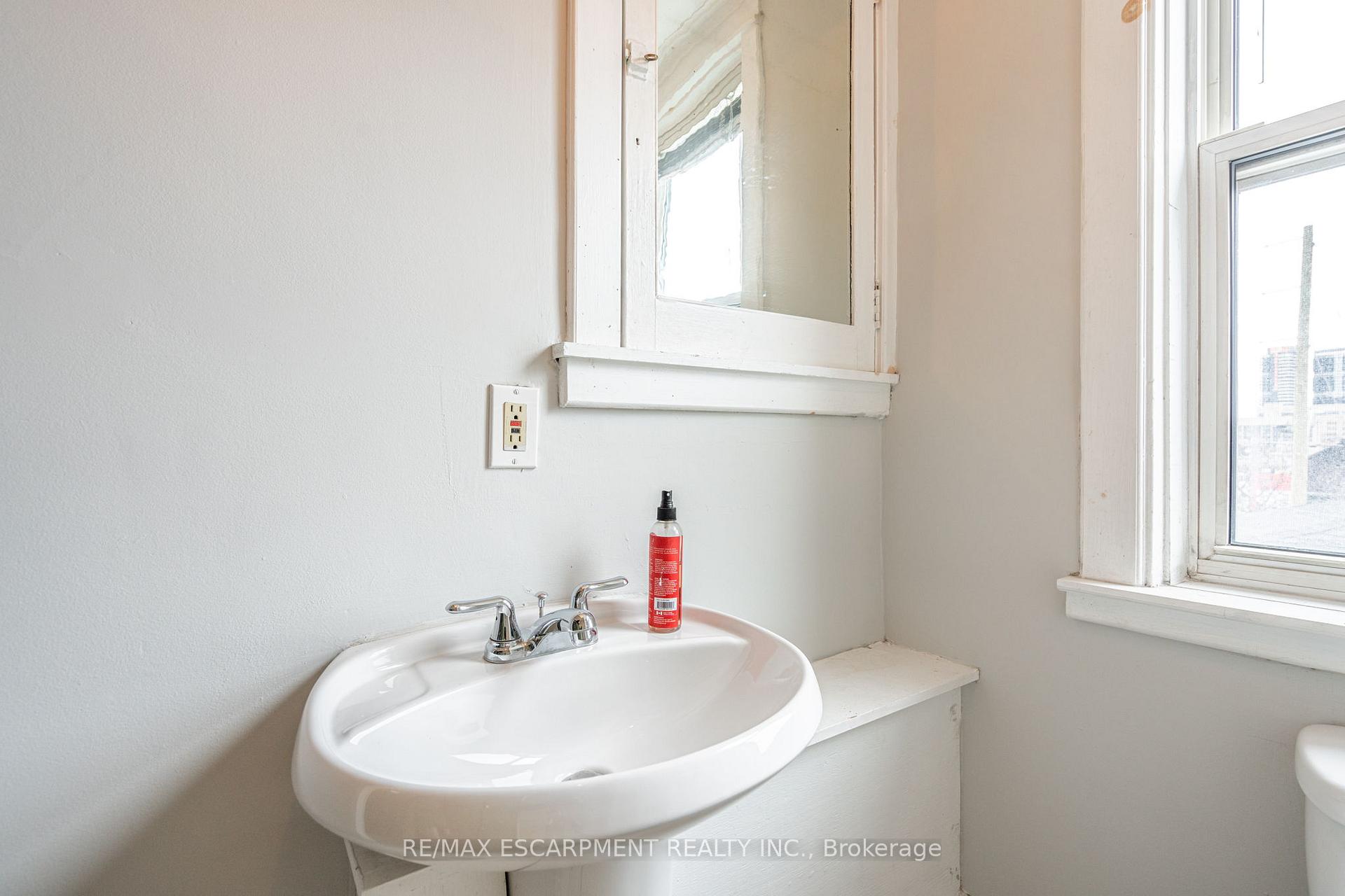 Photo 9 of Unit UPPER, 255 John Street S, Hamilton, Corktown — HOMEH