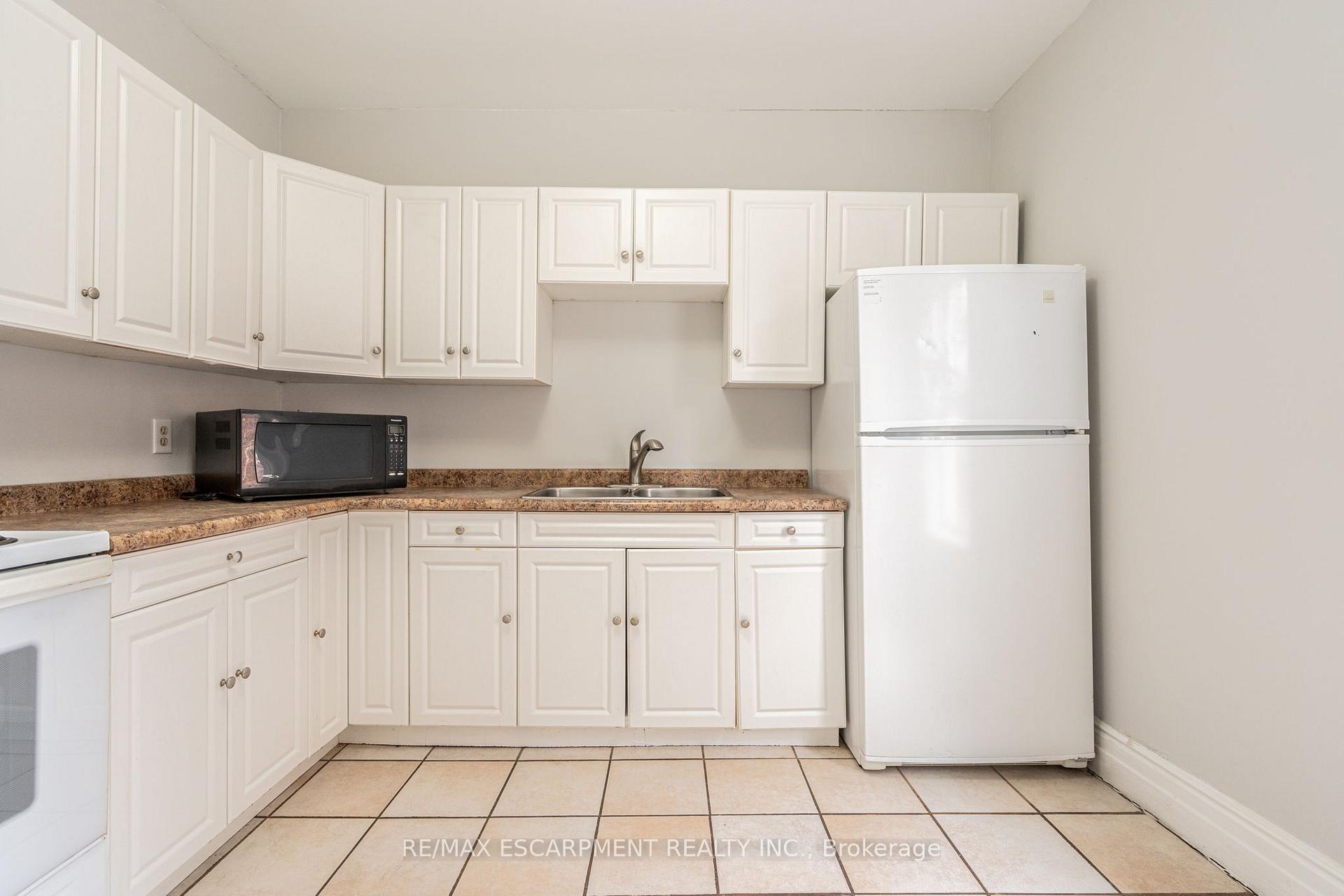 Photo 13 of Unit UPPER, 255 John Street S, Hamilton, Corktown — HOMEH