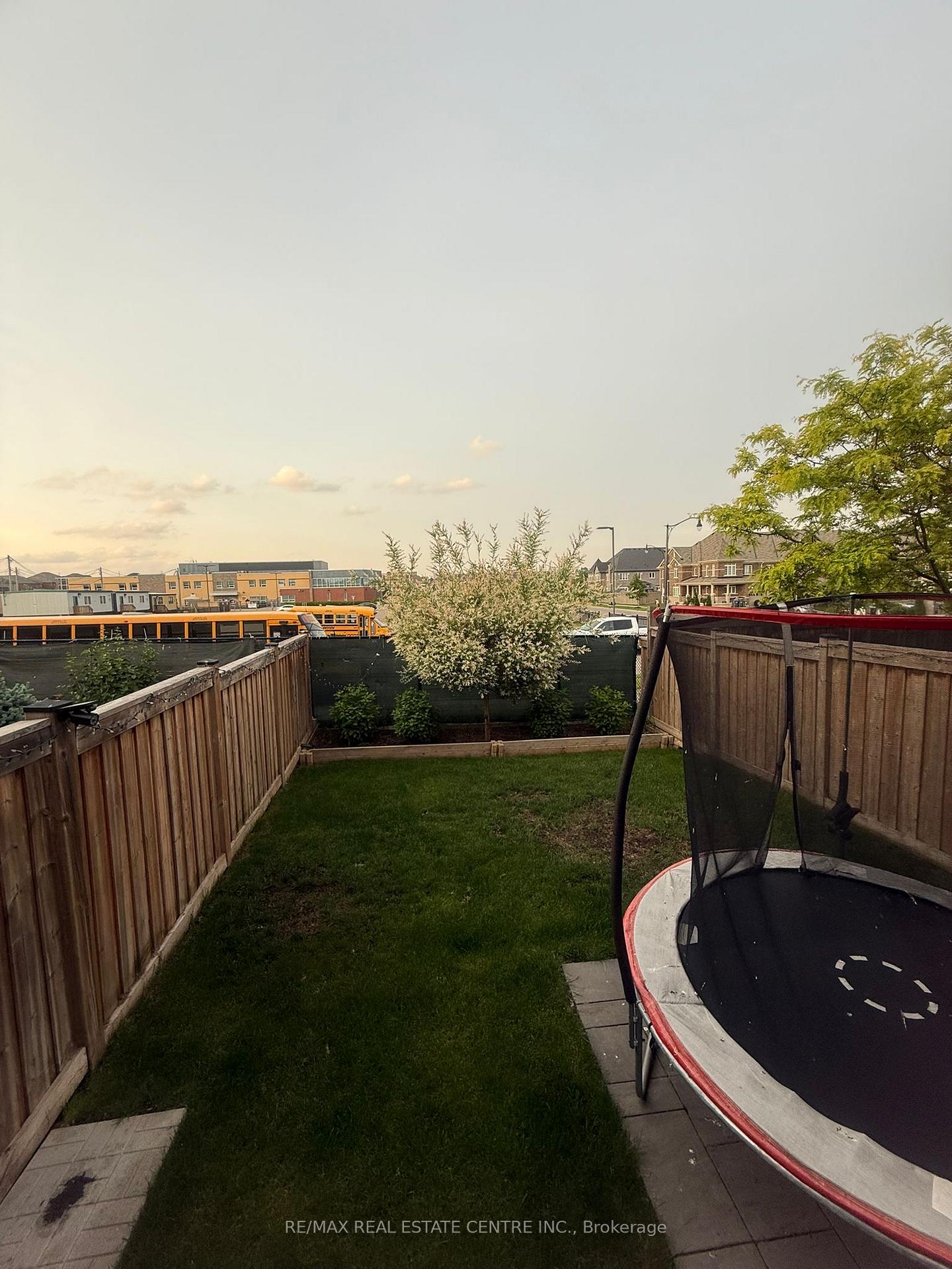 Photo 2 of 4 Little Britain Crescent, Brampton, Bram West — HOMEH