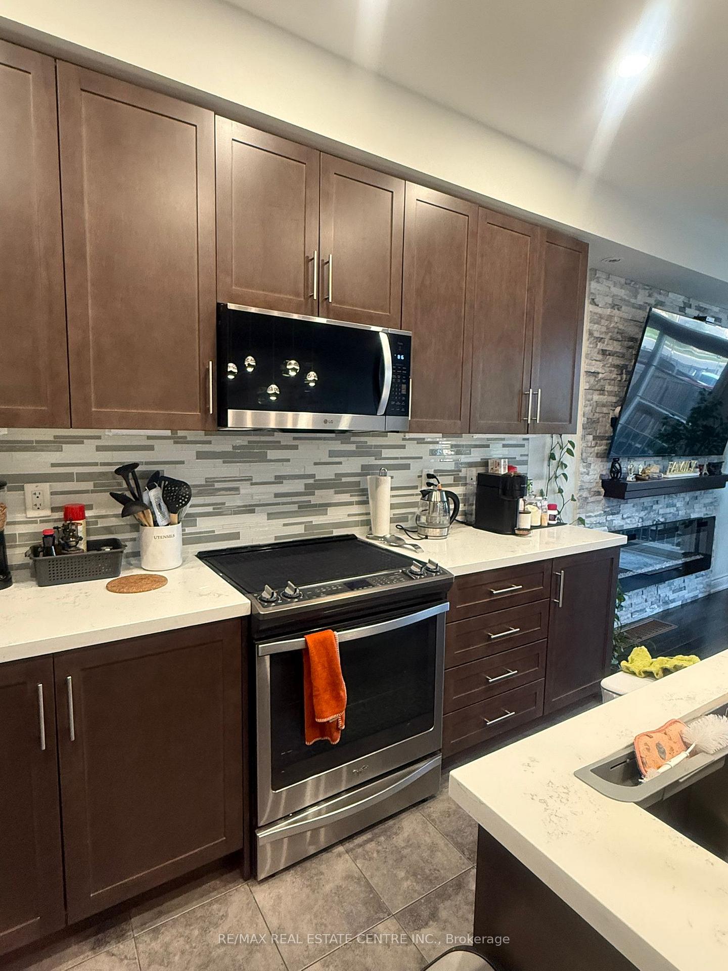 Photo 3 of 4 Little Britain Crescent, Brampton, Bram West — HOMEH