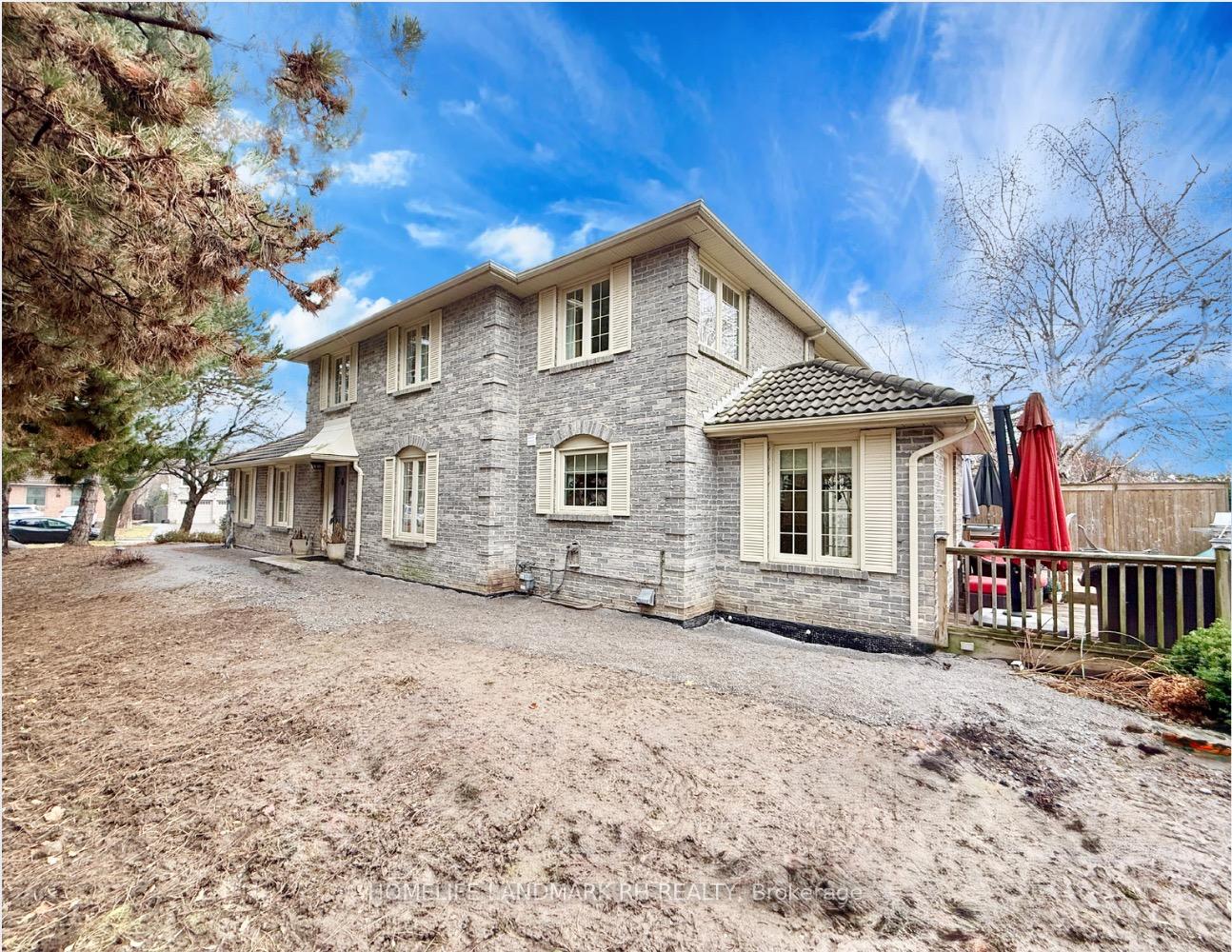 Photo 3 of 10 Montgomery Court, Markham, Buttonville — HOMEH
