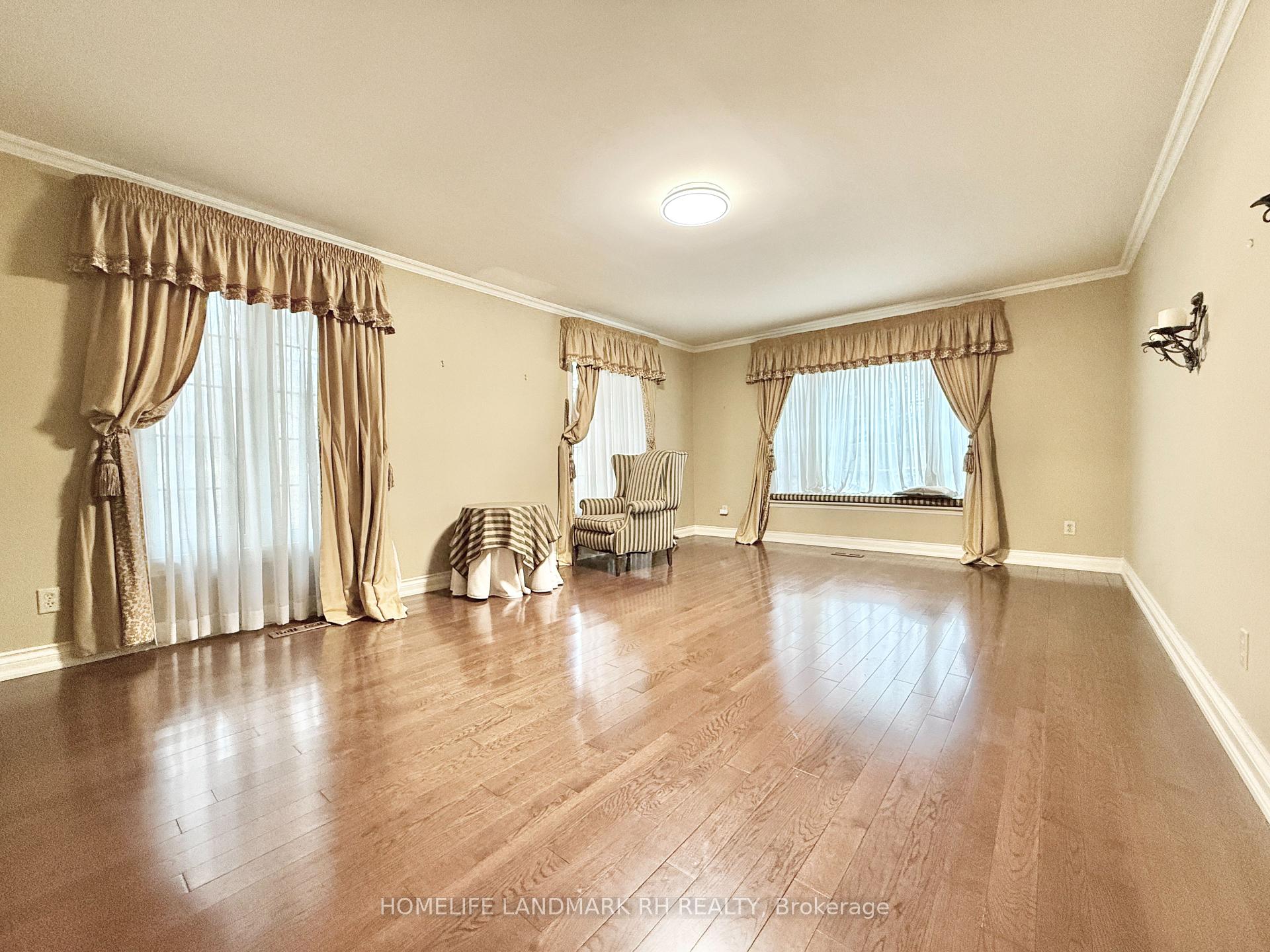 Photo 4 of 10 Montgomery Court, Markham, Buttonville — HOMEH