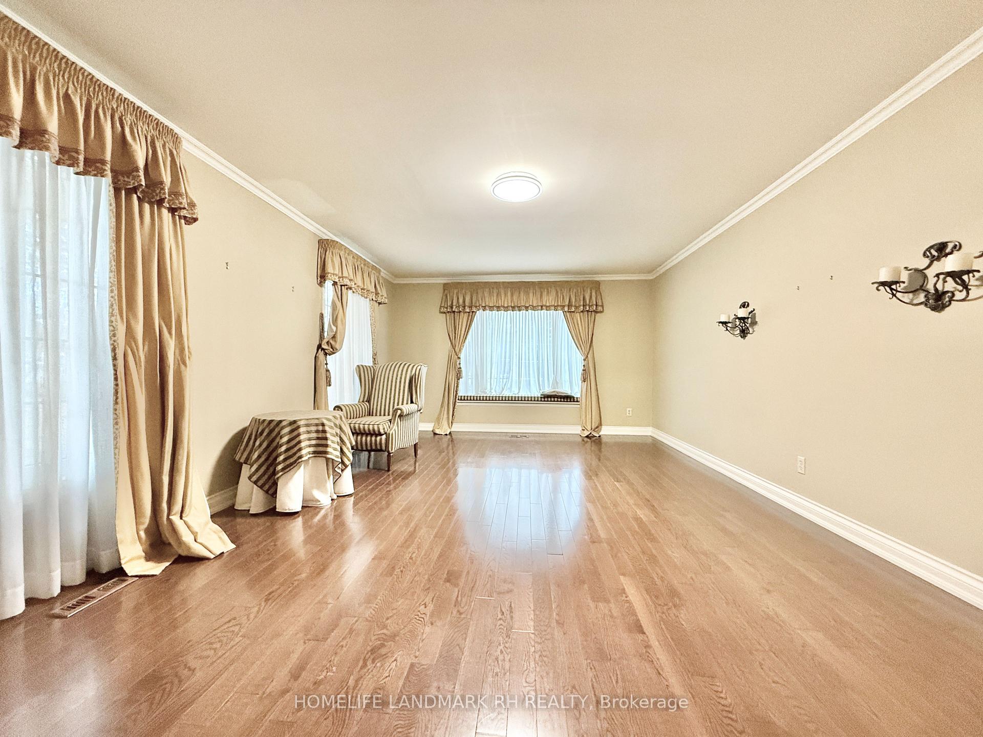 Photo 5 of 10 Montgomery Court, Markham, Buttonville — HOMEH