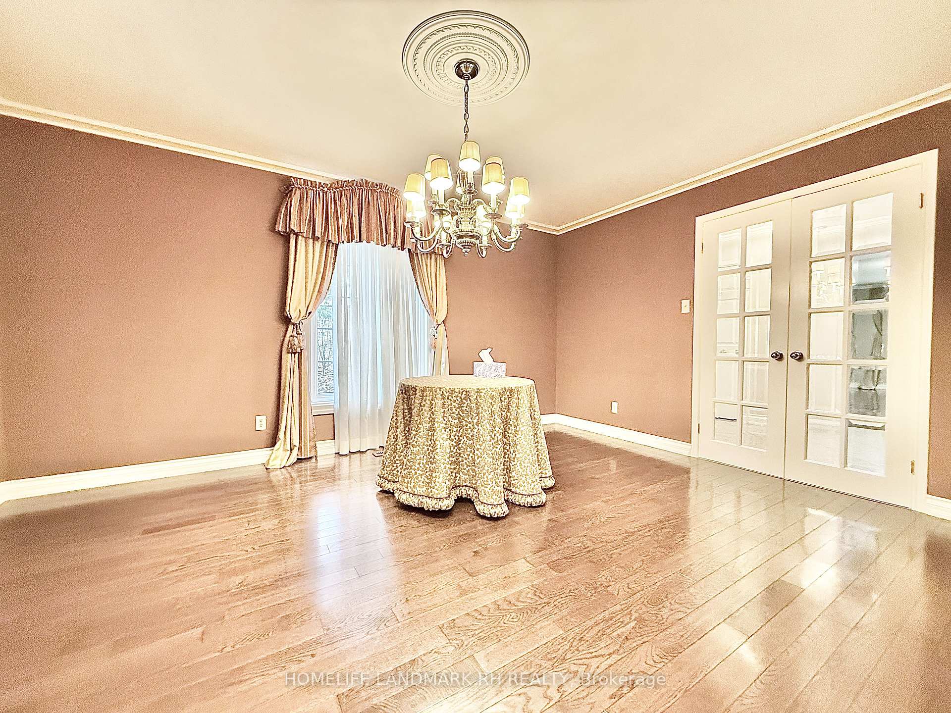 Photo 7 of 10 Montgomery Court, Markham, Buttonville — HOMEH