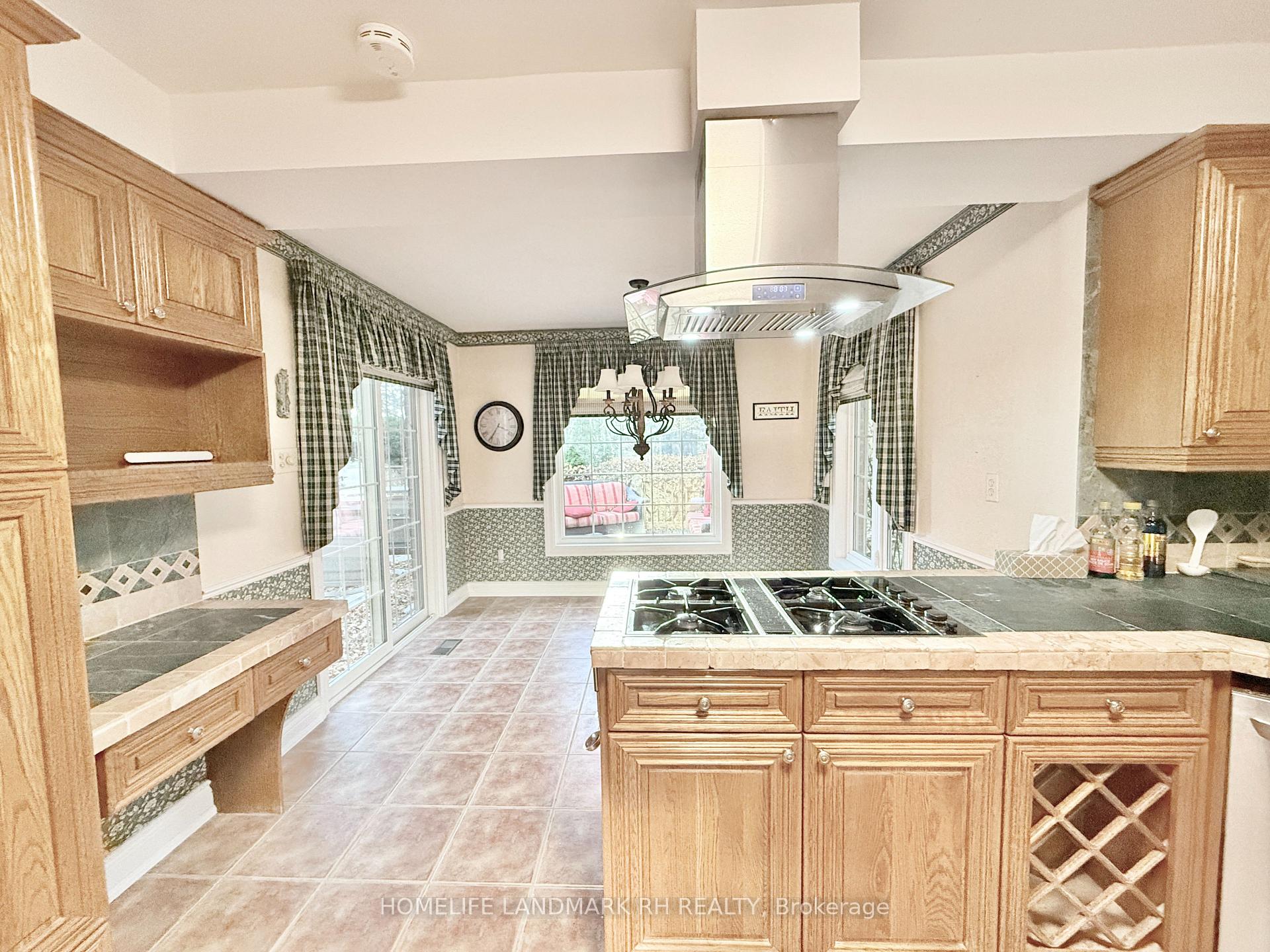 Photo 9 of 10 Montgomery Court, Markham, Buttonville — HOMEH