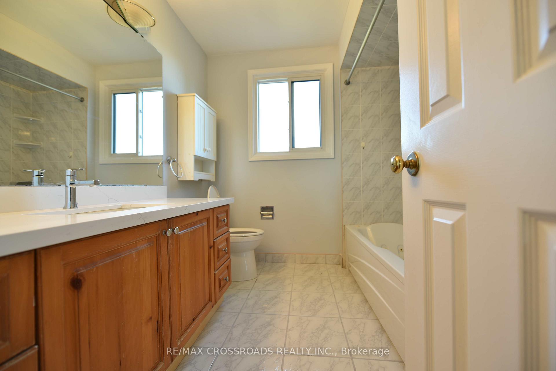 Photo 11 of 32 Buchanan Drive, Markham, Unionville — HOMEH