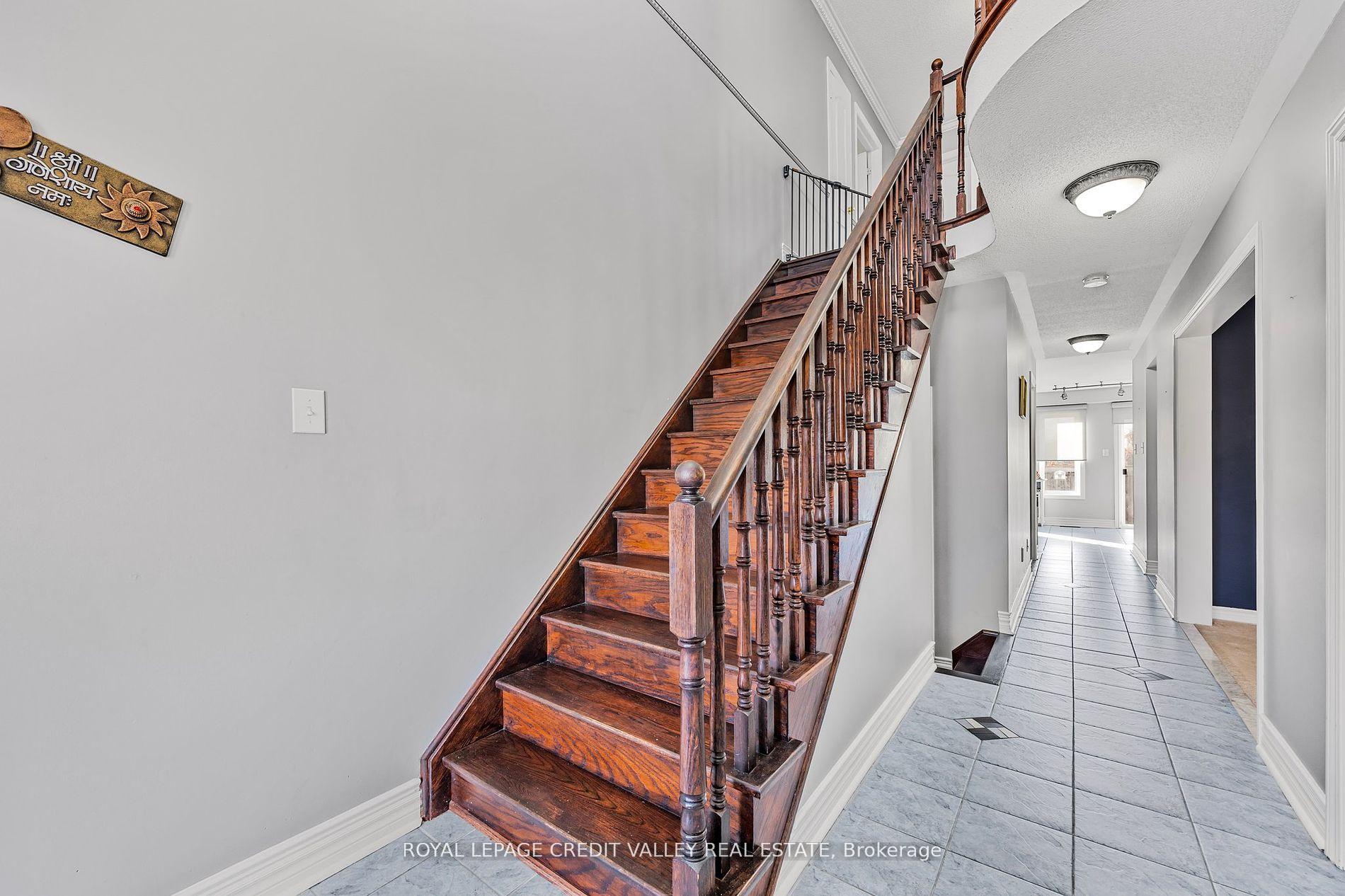 Photo 3 of 157 Succession Crescent, Barrie, Innis-Shore — HOMEH