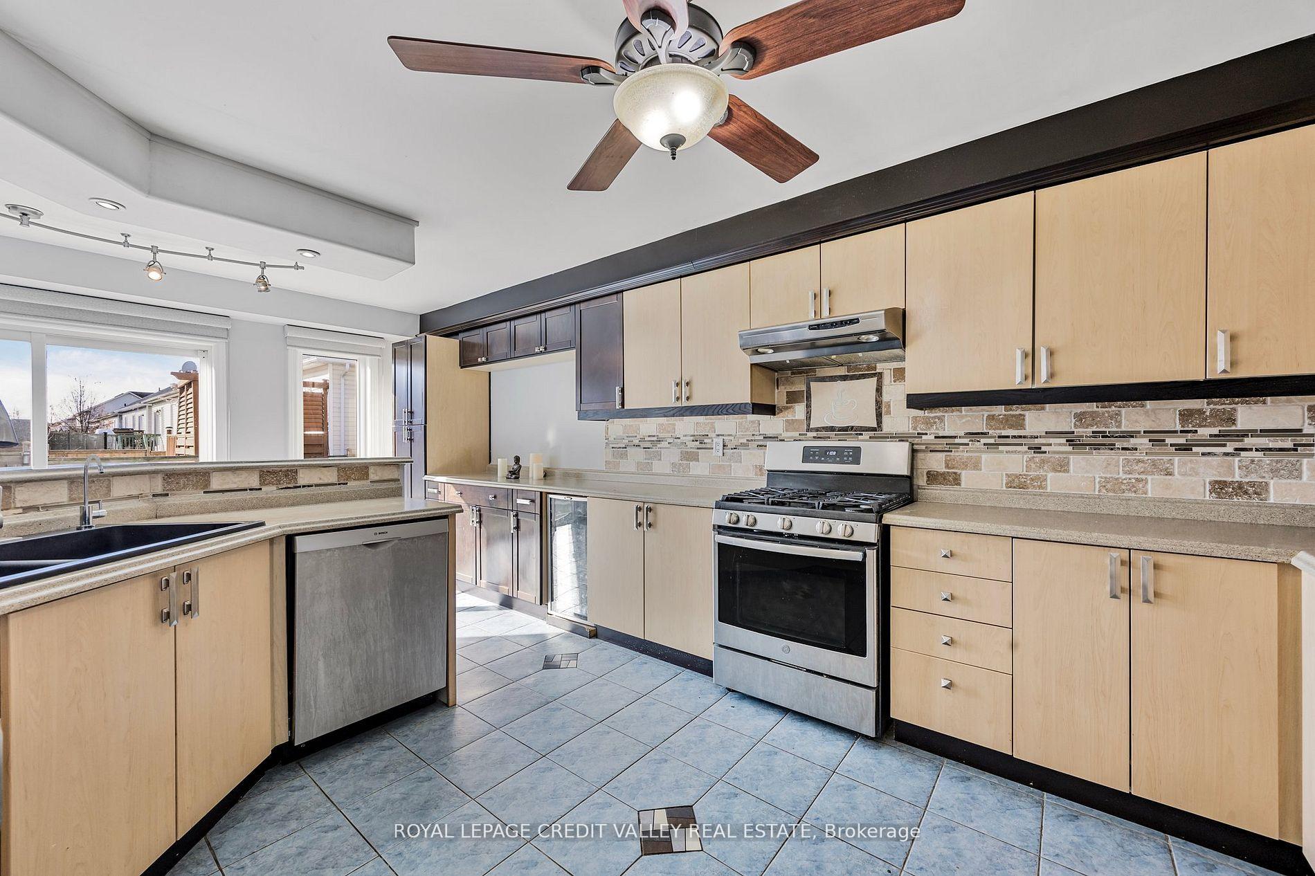 Photo 10 of 157 Succession Crescent, Barrie, Innis-Shore — HOMEH