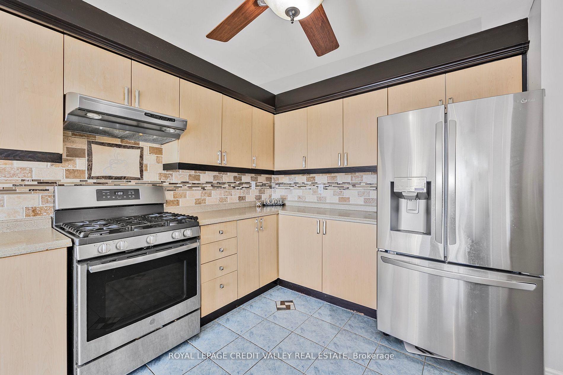 Photo 9 of 157 Succession Crescent, Barrie, Innis-Shore — HOMEH