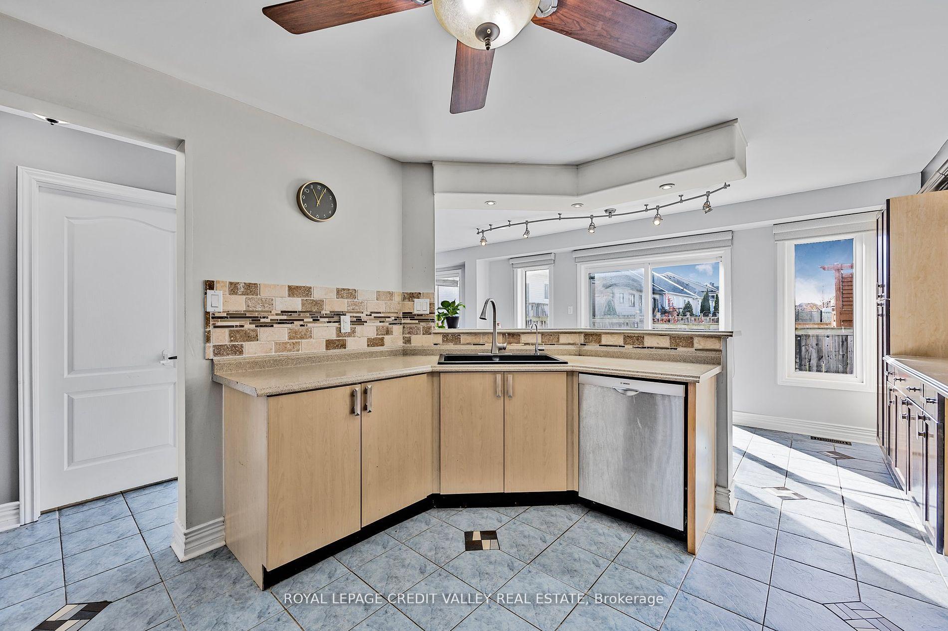 Photo 11 of 157 Succession Crescent, Barrie, Innis-Shore — HOMEH