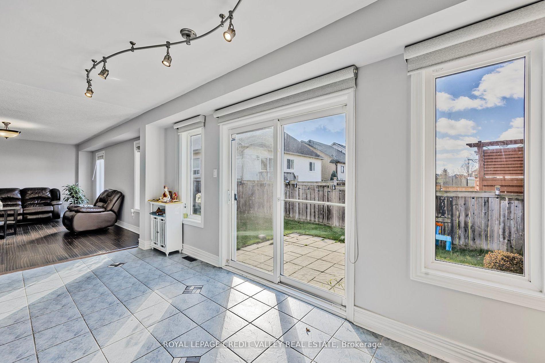 Photo 12 of 157 Succession Crescent, Barrie, Innis-Shore — HOMEH
