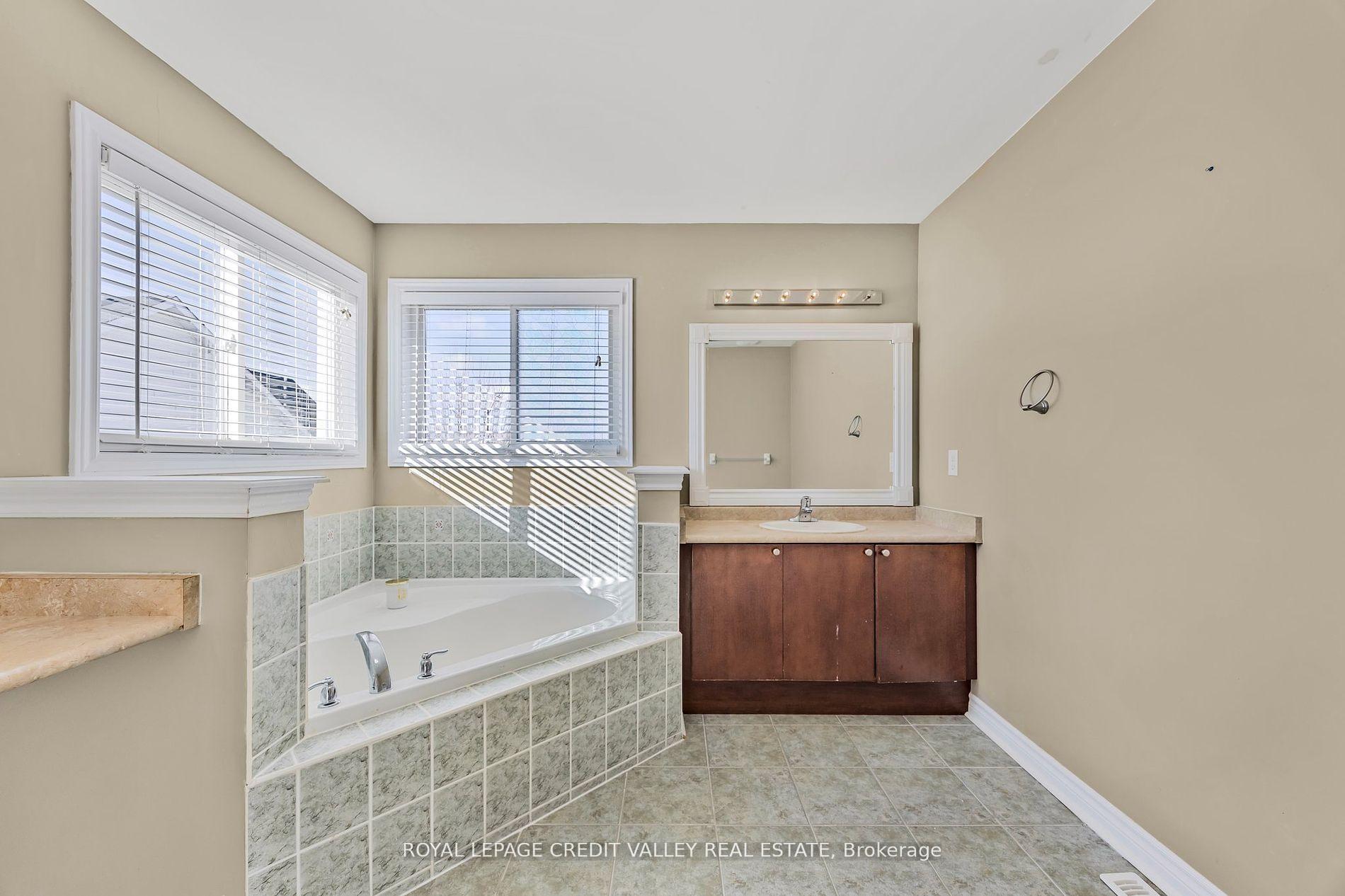 Photo 25 of 157 Succession Crescent, Barrie, Innis-Shore — HOMEH