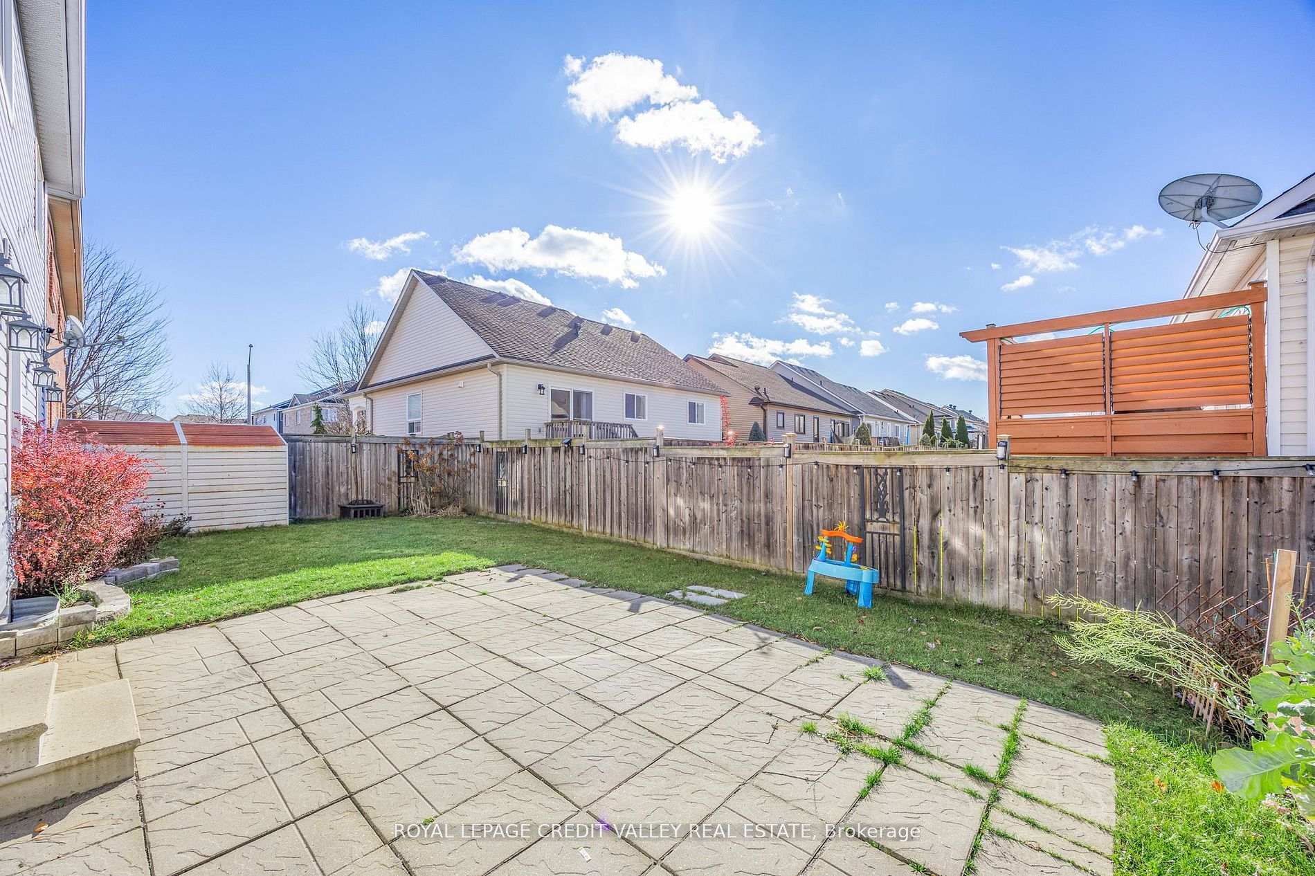 Photo 34 of 157 Succession Crescent, Barrie, Innis-Shore — HOMEH