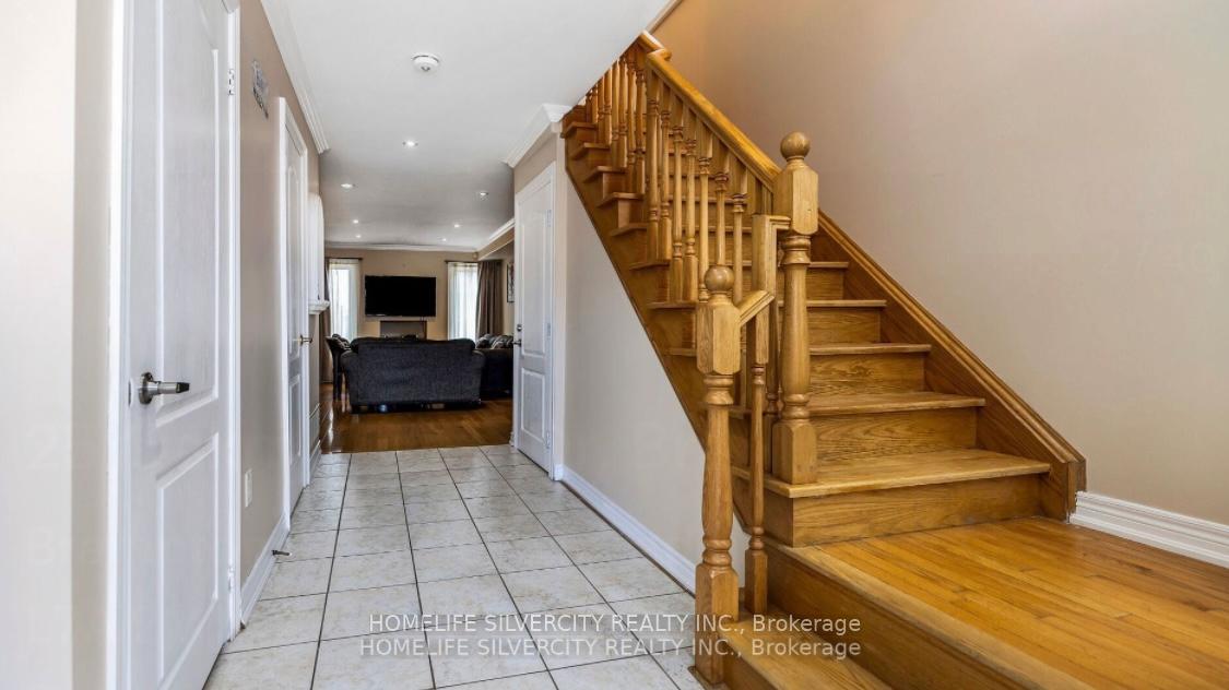 Photo 3 of 25 Oakmeadow Drive, Brampton, Fletcher's Meadow — HOMEH