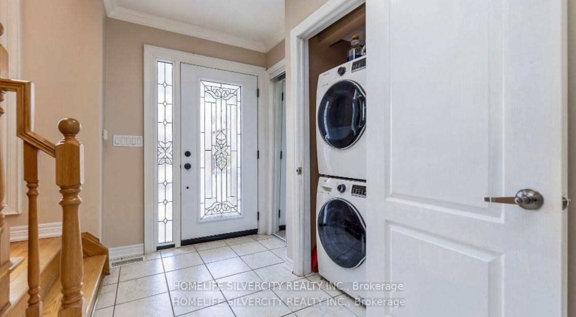 Photo 4 of 25 Oakmeadow Drive, Brampton, Fletcher's Meadow — HOMEH