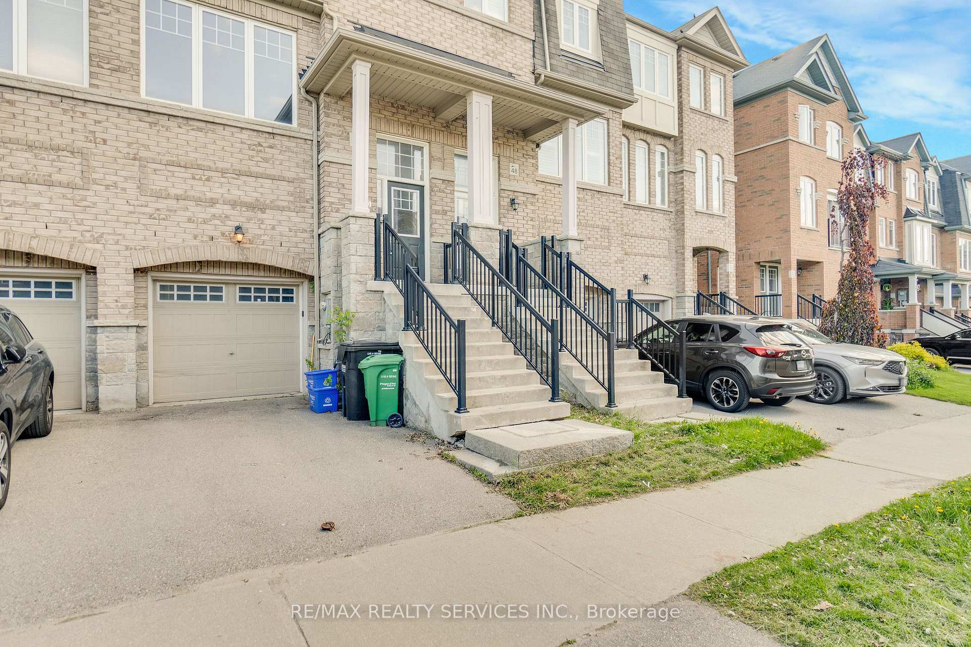 Photo 4 of 46 New Pines Trail, Brampton, Heart Lake East — HOMEH