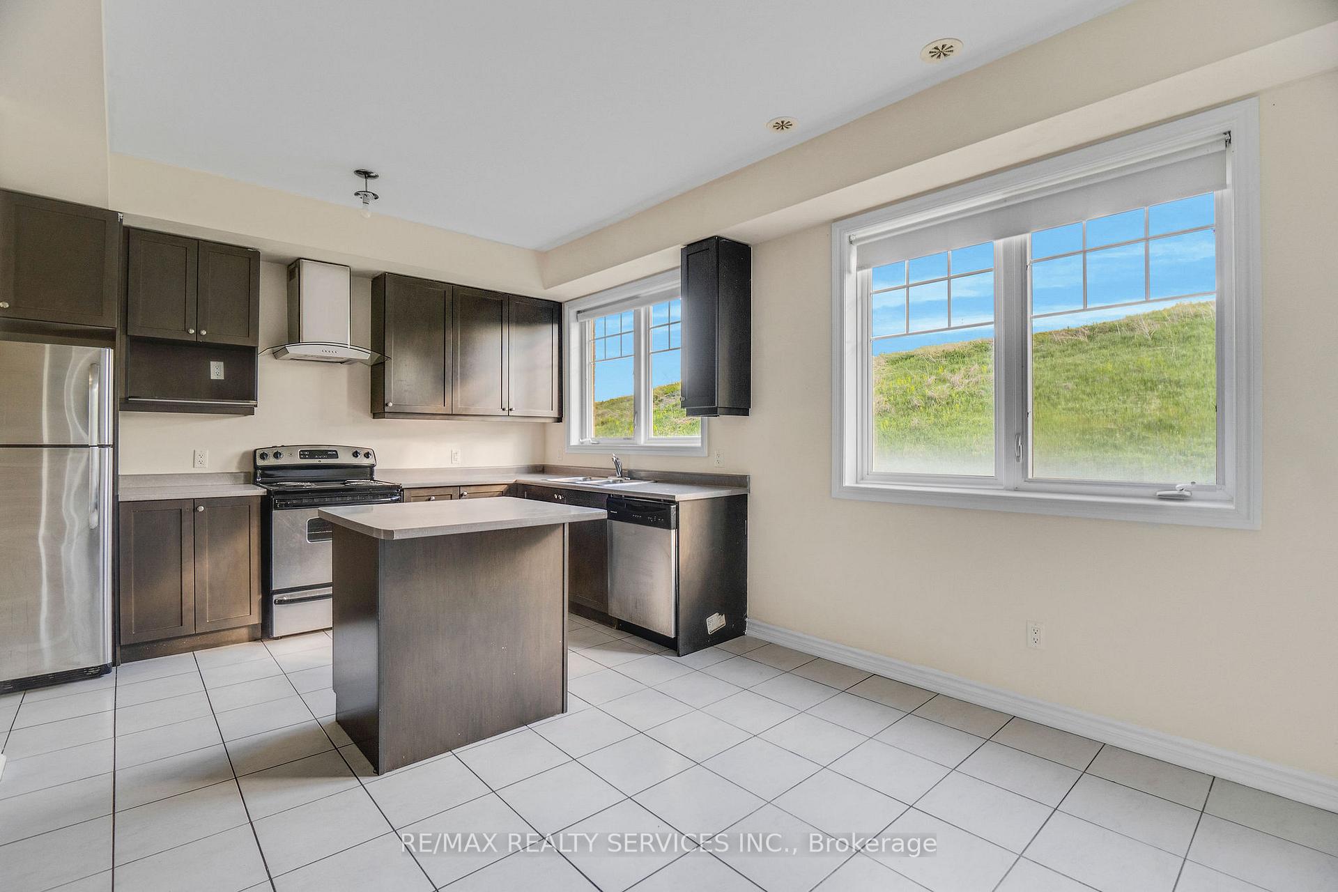 Photo 7 of 46 New Pines Trail, Brampton, Heart Lake East — HOMEH