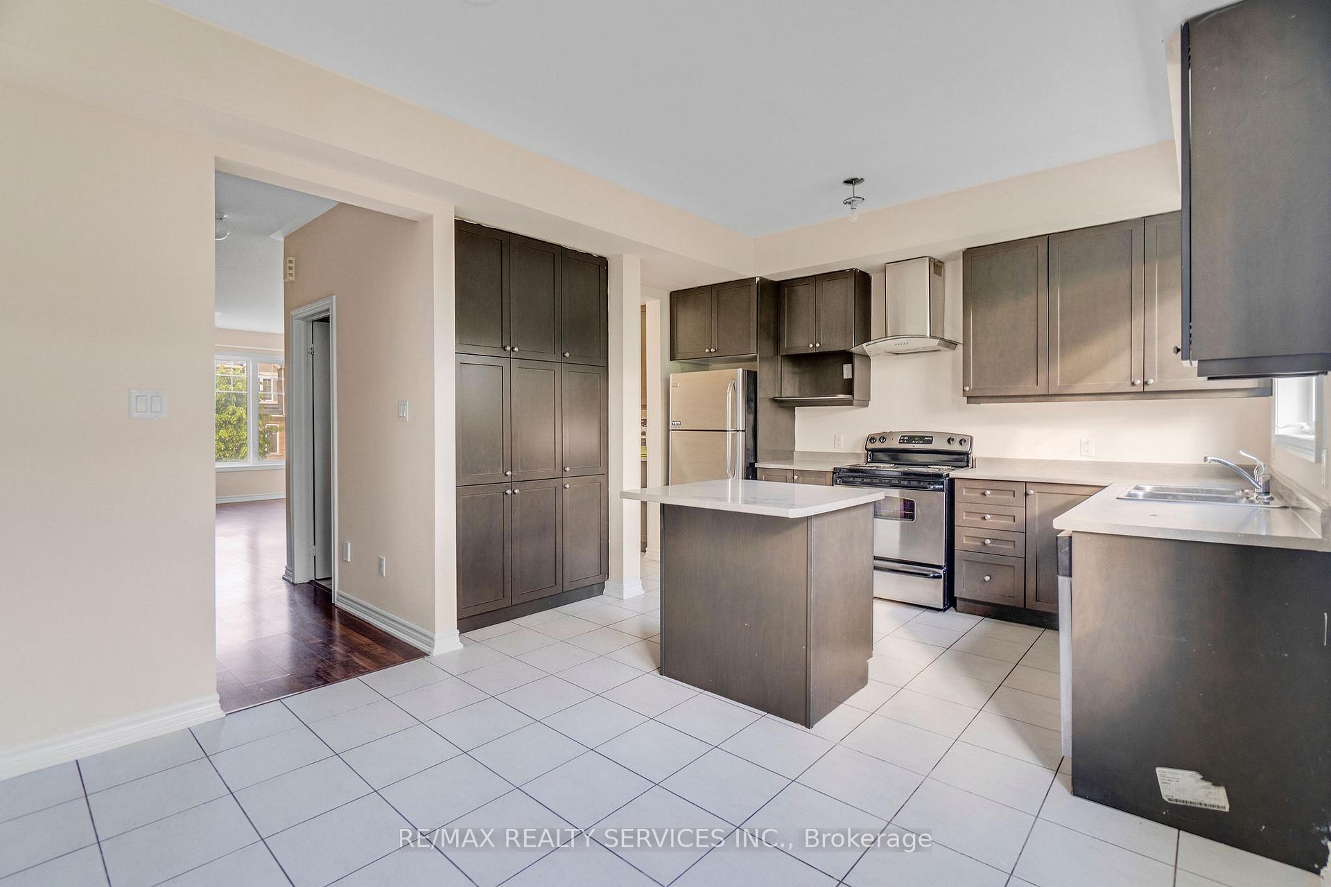 Photo 8 of 46 New Pines Trail, Brampton, Heart Lake East — HOMEH