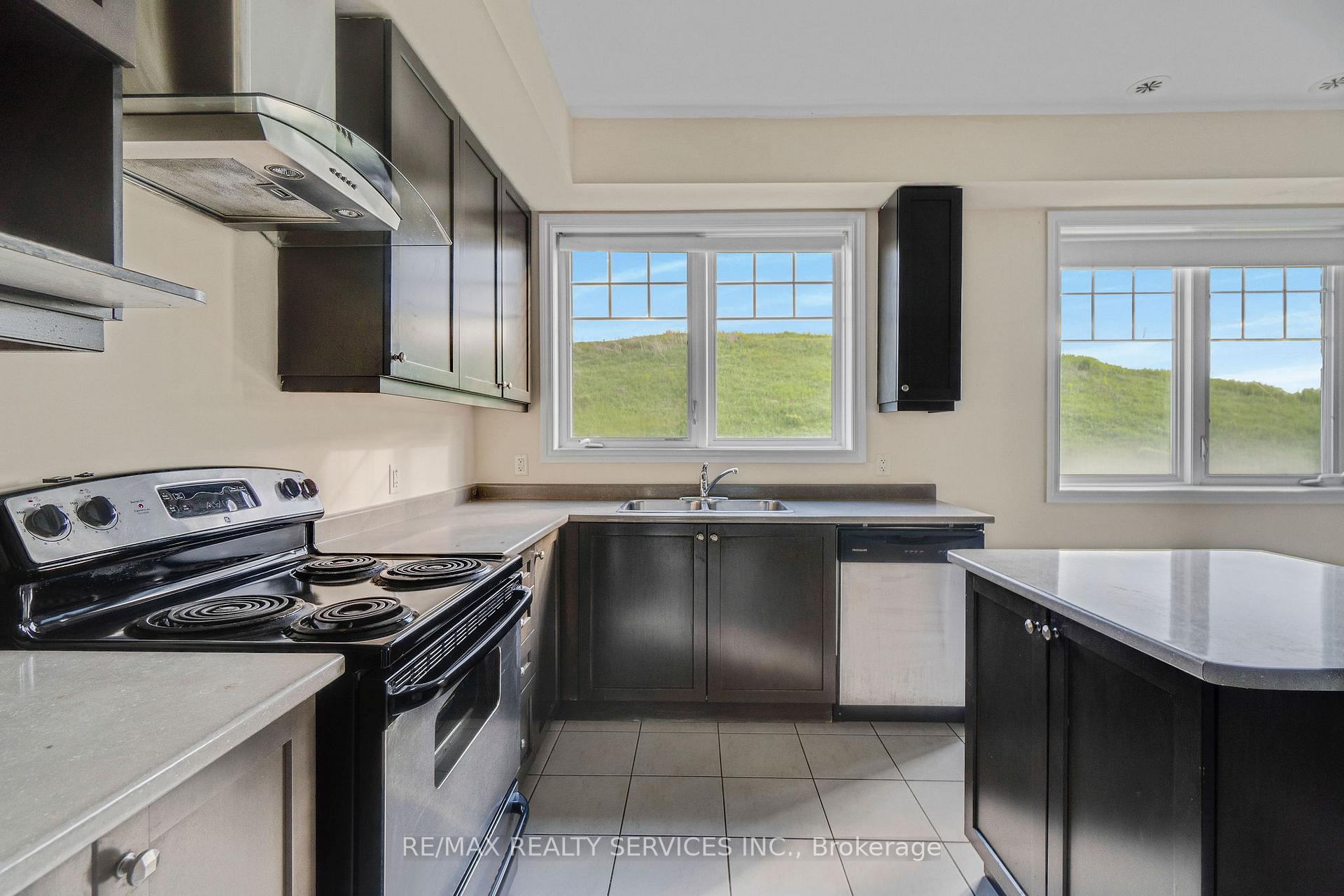 Photo 10 of 46 New Pines Trail, Brampton, Heart Lake East — HOMEH