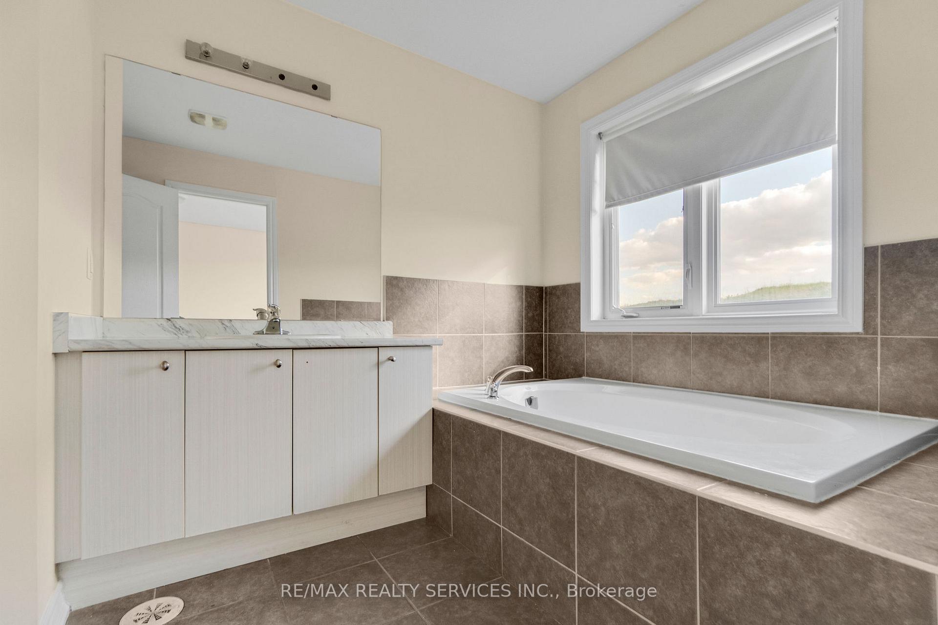 Photo 16 of 46 New Pines Trail, Brampton, Heart Lake East — HOMEH