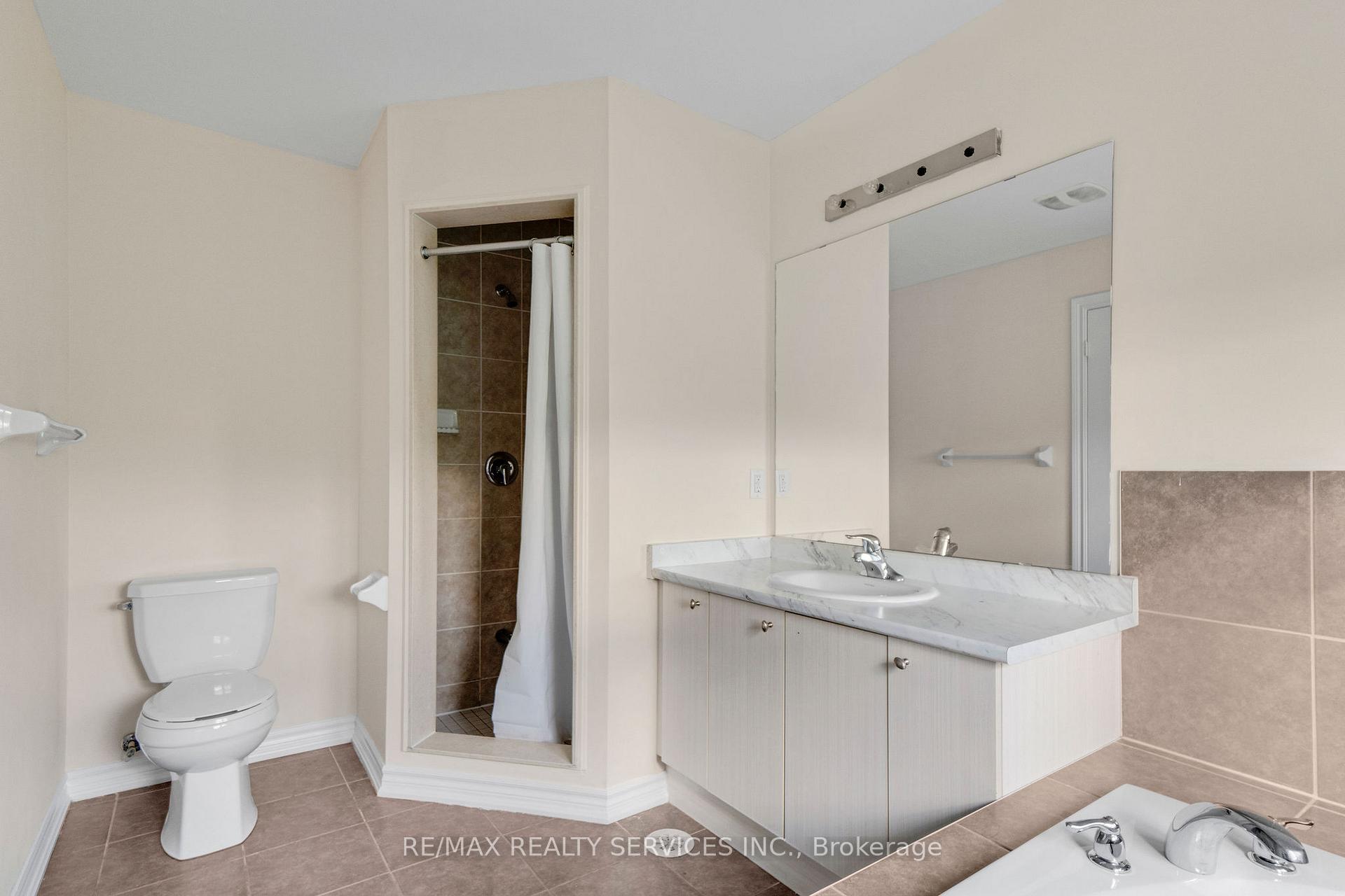 Photo 17 of 46 New Pines Trail, Brampton, Heart Lake East — HOMEH
