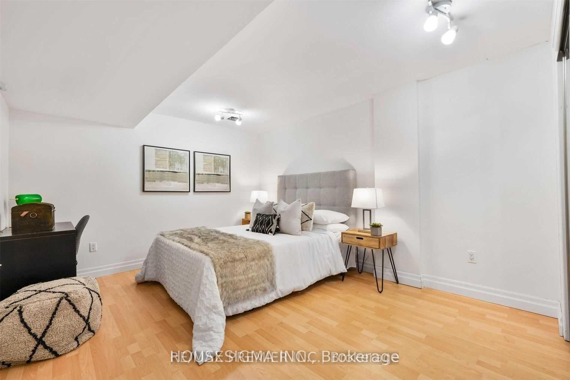 Photo 2 of 131 Greenpark Boulevard, Vaughan, East Woodbridge — HOMEH