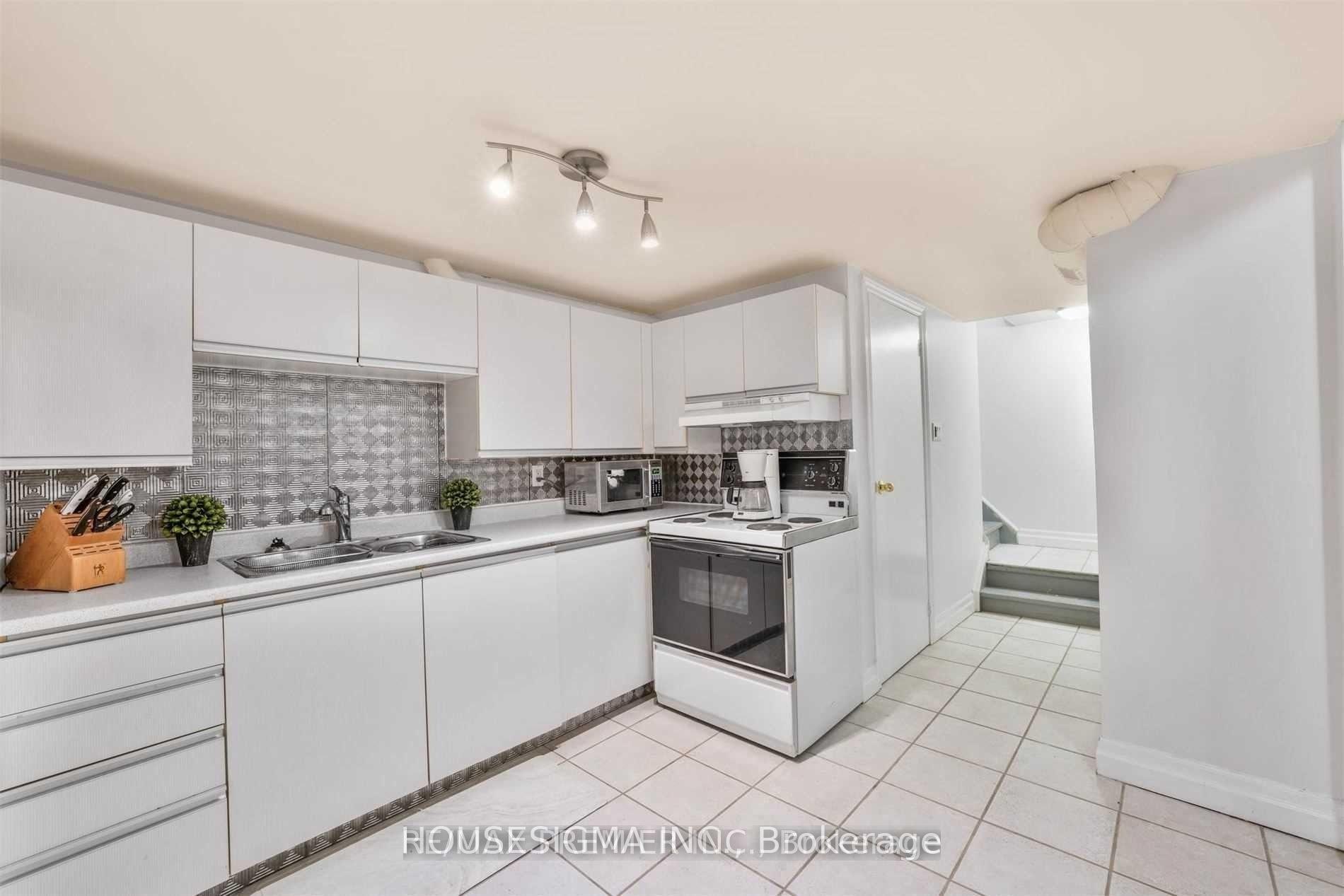 Photo 3 of 131 Greenpark Boulevard, Vaughan, East Woodbridge — HOMEH