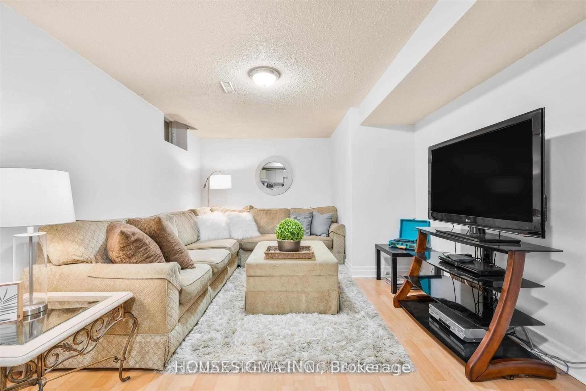 Photo 5 of 131 Greenpark Boulevard, Vaughan, East Woodbridge — HOMEH