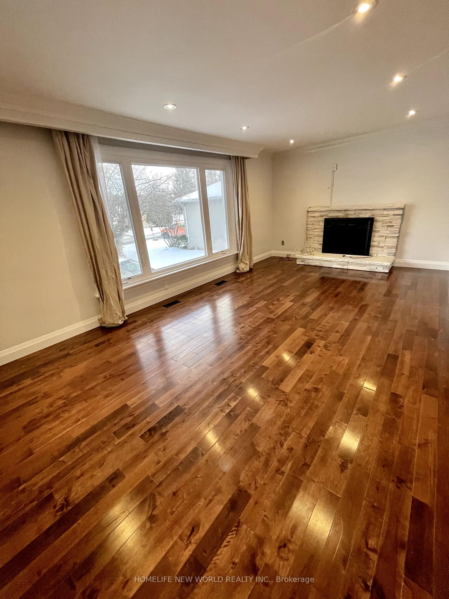 Photo 7 of 6 Cabot Court, Aurora, Aurora Heights — HOMEH