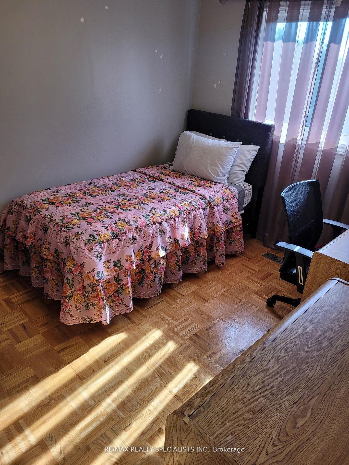 Front of Unit ROOM 2, 2252 Buttonbush Crescent