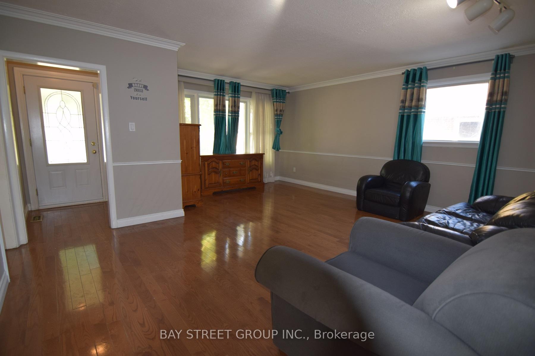 Photo 2 of Unit Upper, 35 Cumberland Dr., Brampton, Brampton North — HOMEH
