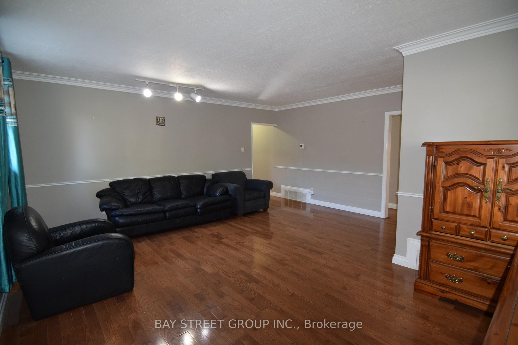 Photo 3 of Unit Upper, 35 Cumberland Dr., Brampton, Brampton North — HOMEH
