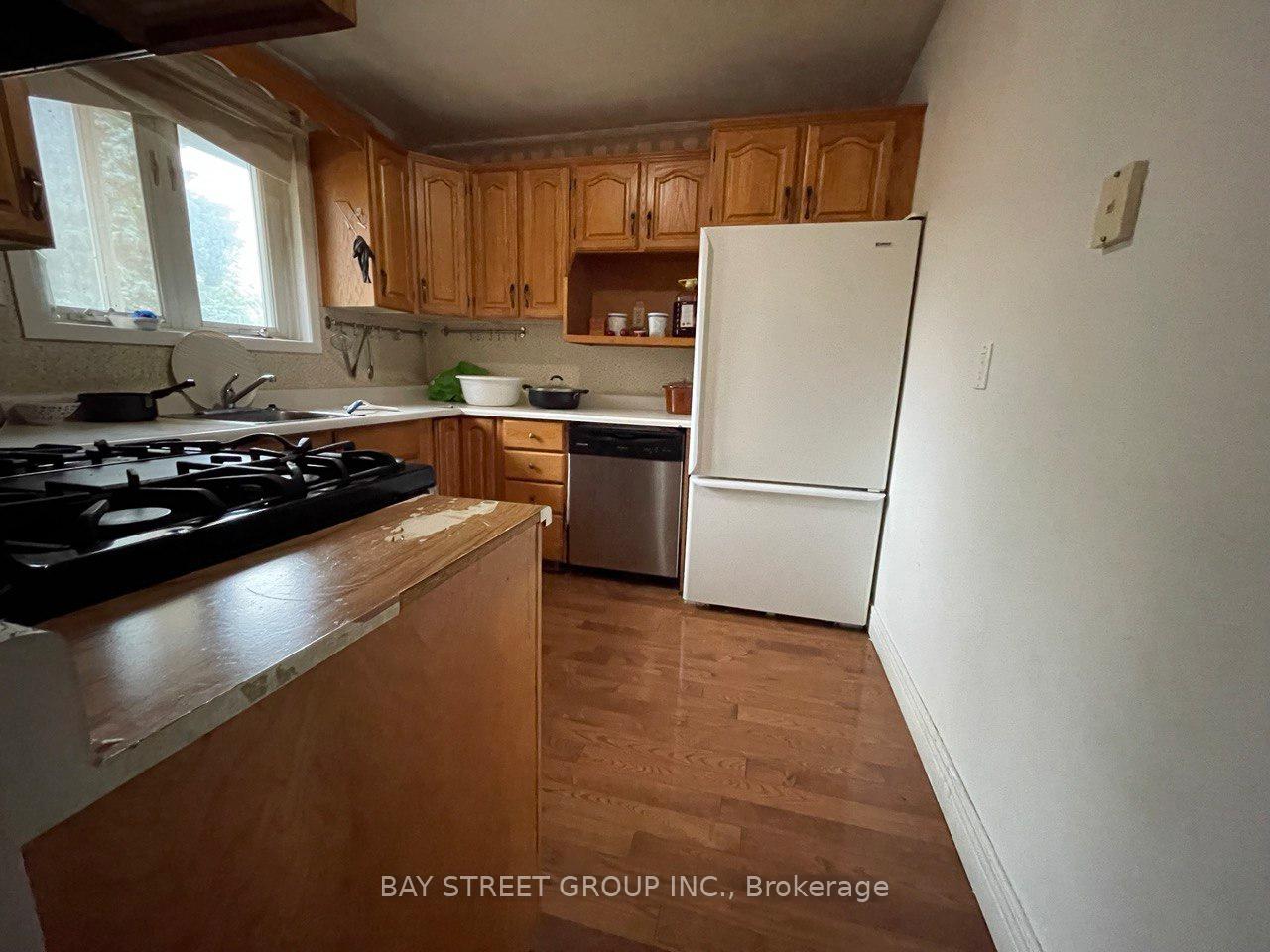 Photo 4 of Unit Upper, 35 Cumberland Dr., Brampton, Brampton North — HOMEH