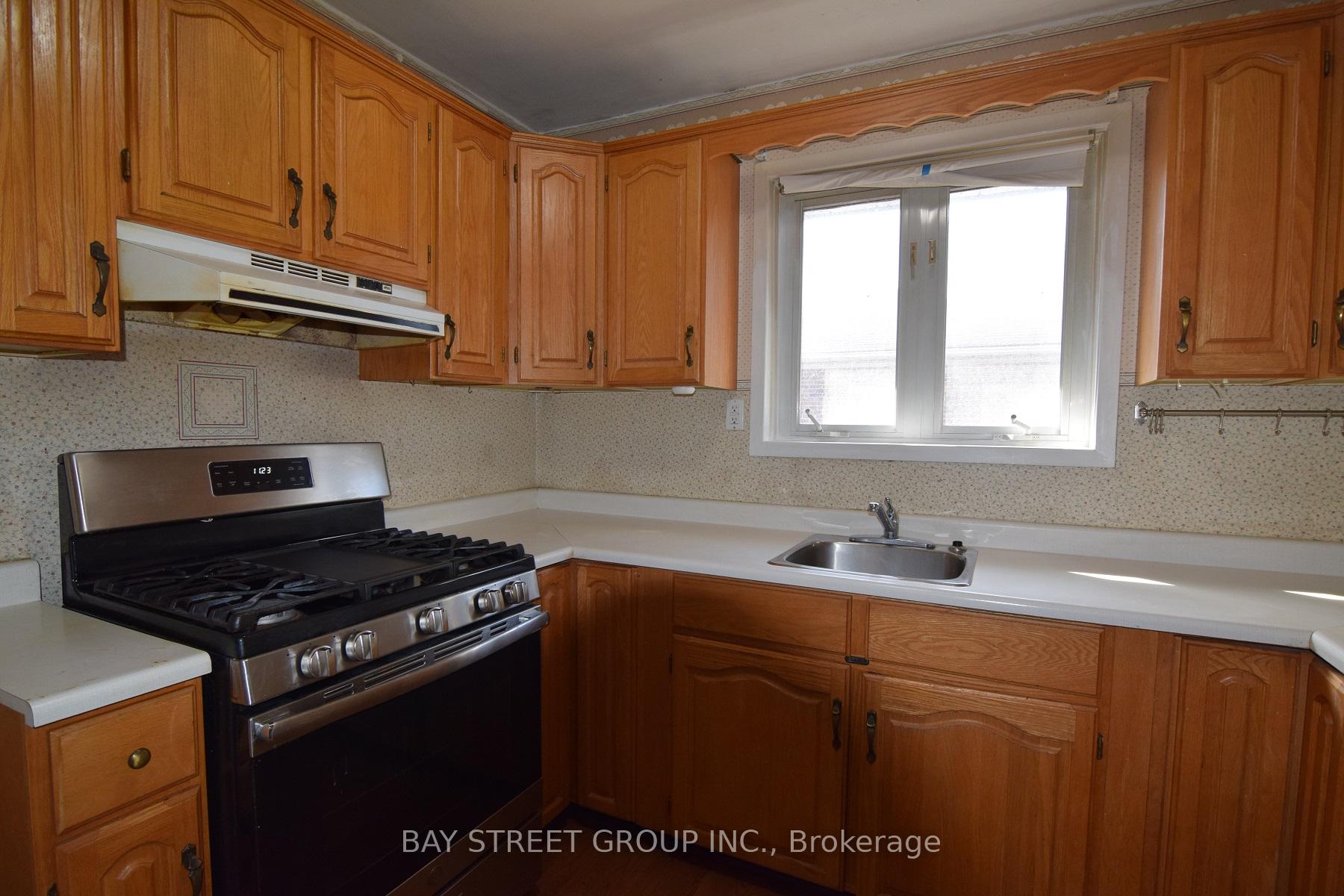 Photo 5 of Unit Upper, 35 Cumberland Dr., Brampton, Brampton North — HOMEH