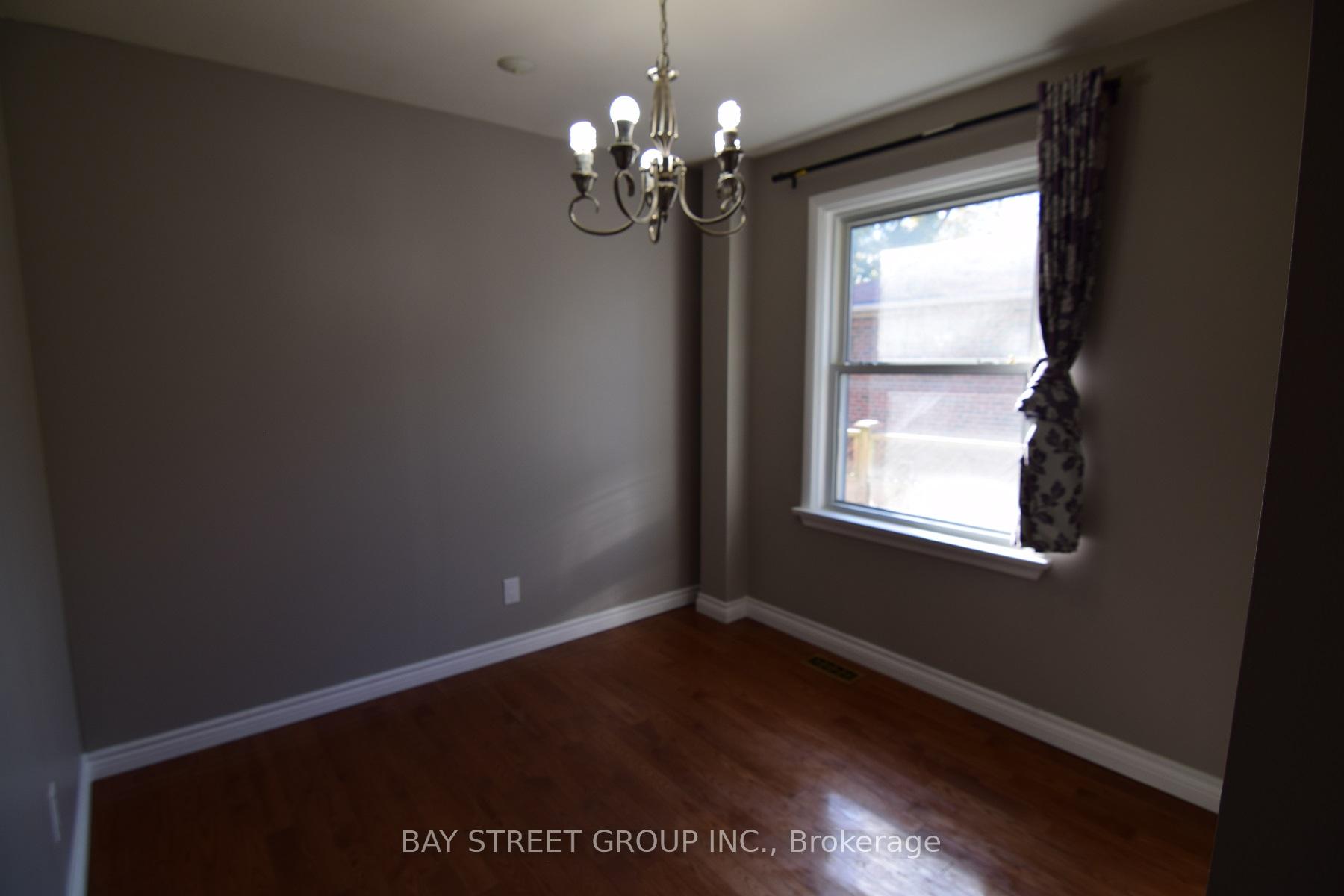 Photo 6 of Unit Upper, 35 Cumberland Dr., Brampton, Brampton North — HOMEH