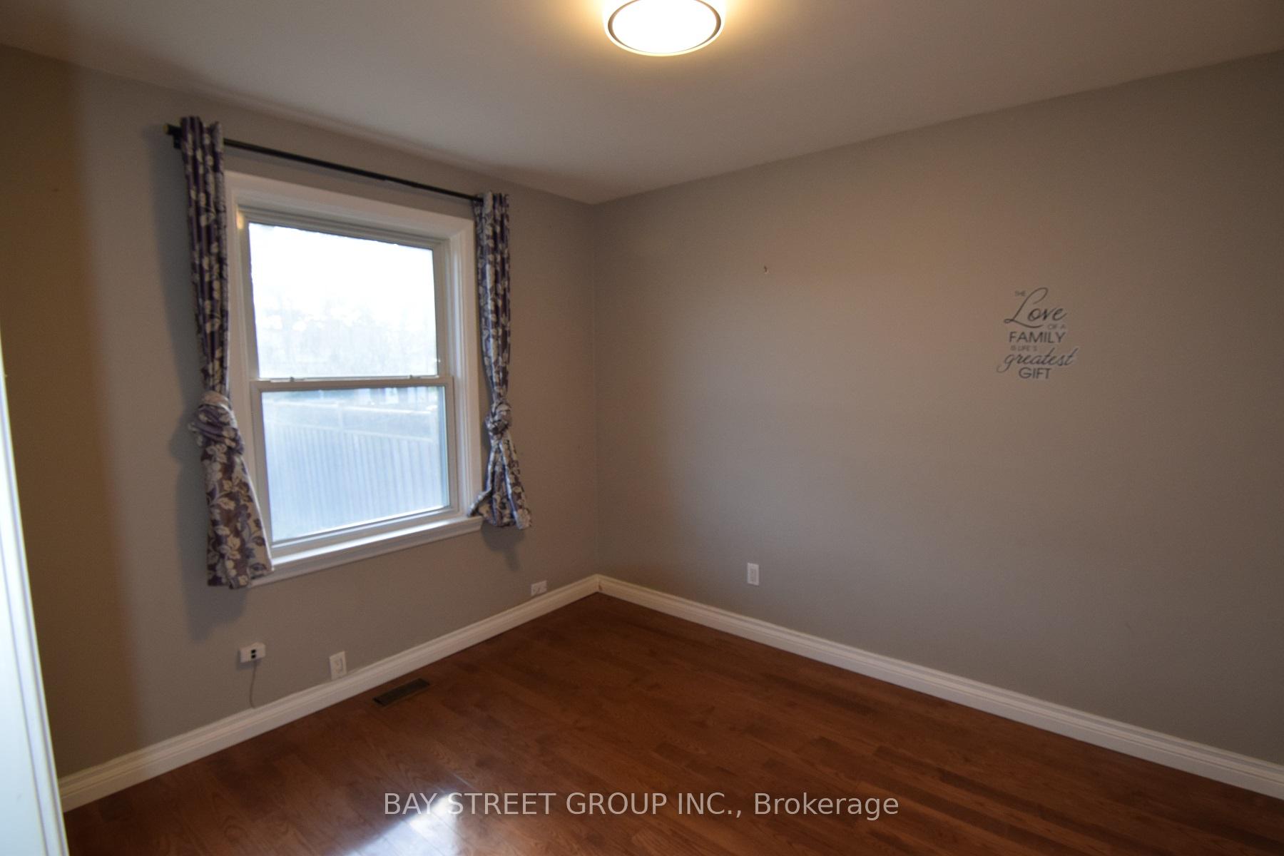 Photo 7 of Unit Upper, 35 Cumberland Dr., Brampton, Brampton North — HOMEH